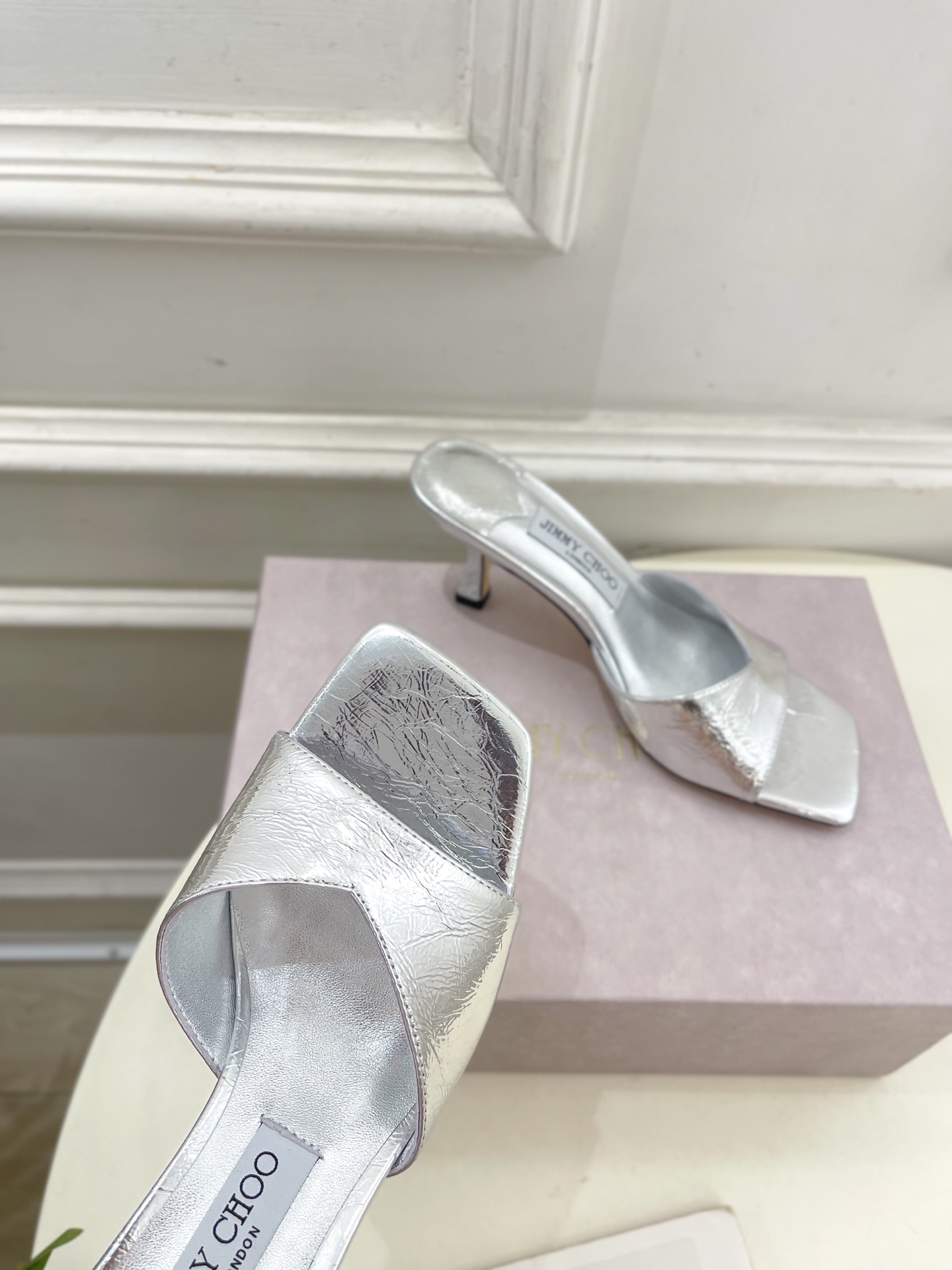 JimmyChoo✨吉米周 25ss ———
    
2025BS春夏新品 专柜最新JC方头V口高跟拖