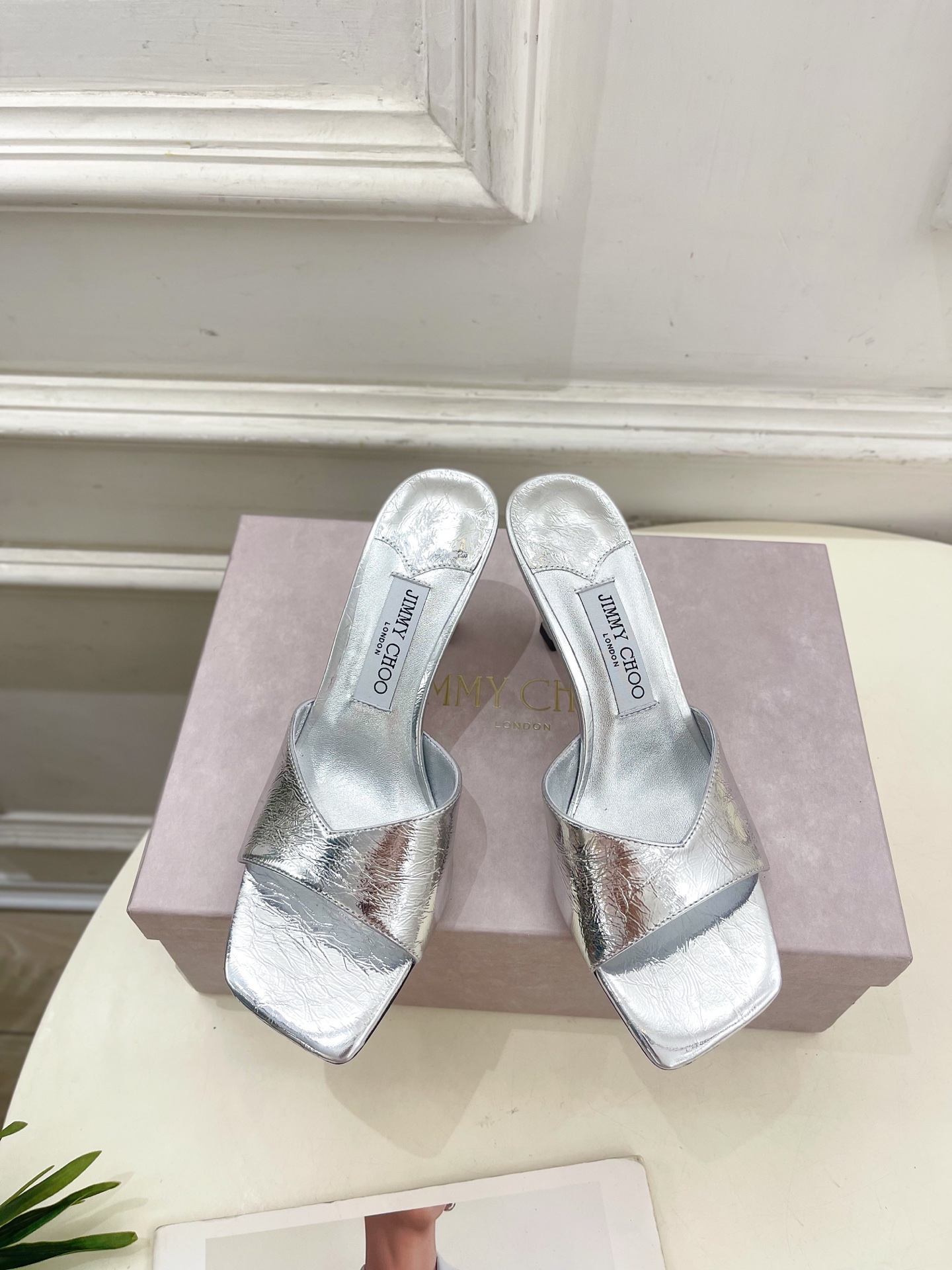 JimmyChoo✨吉米周 25ss ———
    
2025BS春夏新品 专柜最新JC方头V口高跟拖
