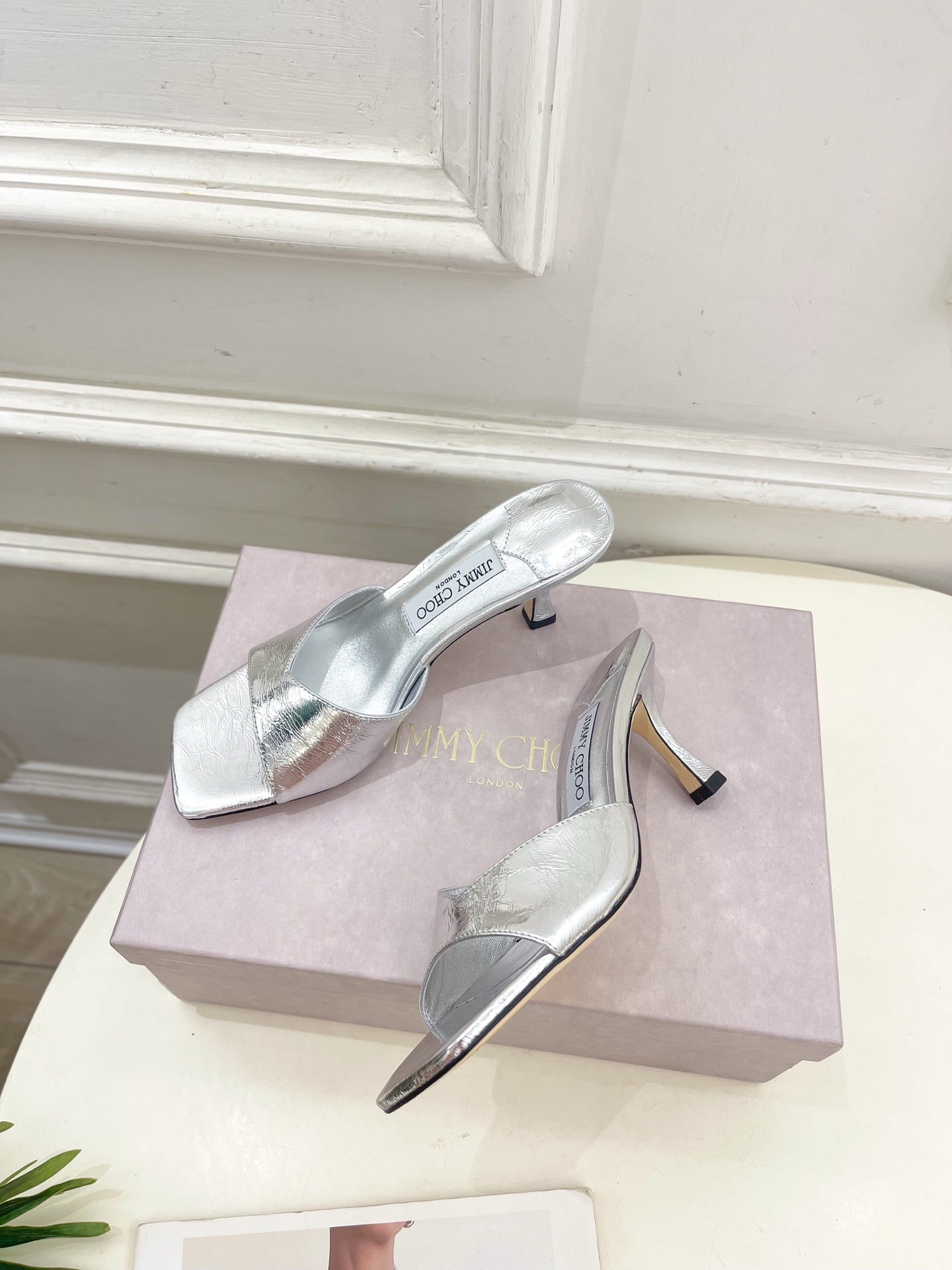JimmyChoo✨吉米周 25ss ———
    
2025BS春夏新品 专柜最新JC方头V口高跟拖