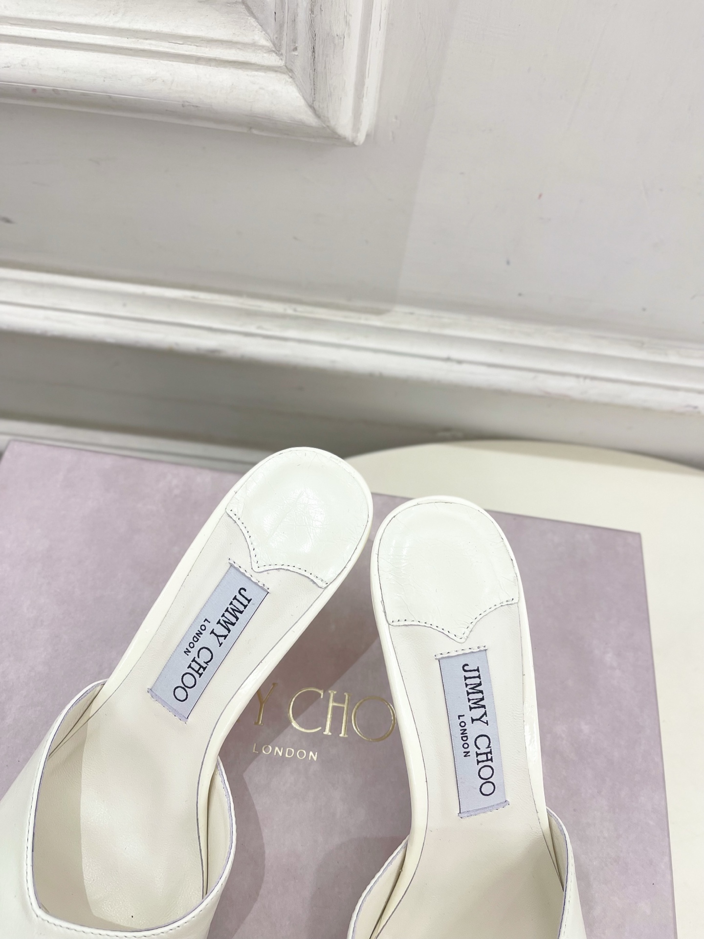 JimmyChoo✨吉米周 25ss ———
    
2025BS春夏新品 专柜最新JC方头V口高跟拖