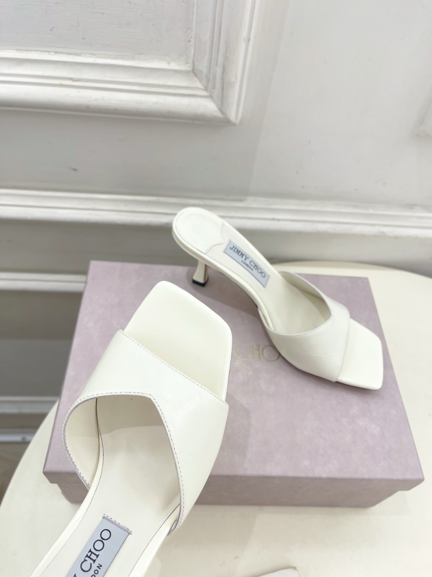 JimmyChoo✨吉米周 25ss ———
    
2025BS春夏新品 专柜最新JC方头V口高跟拖