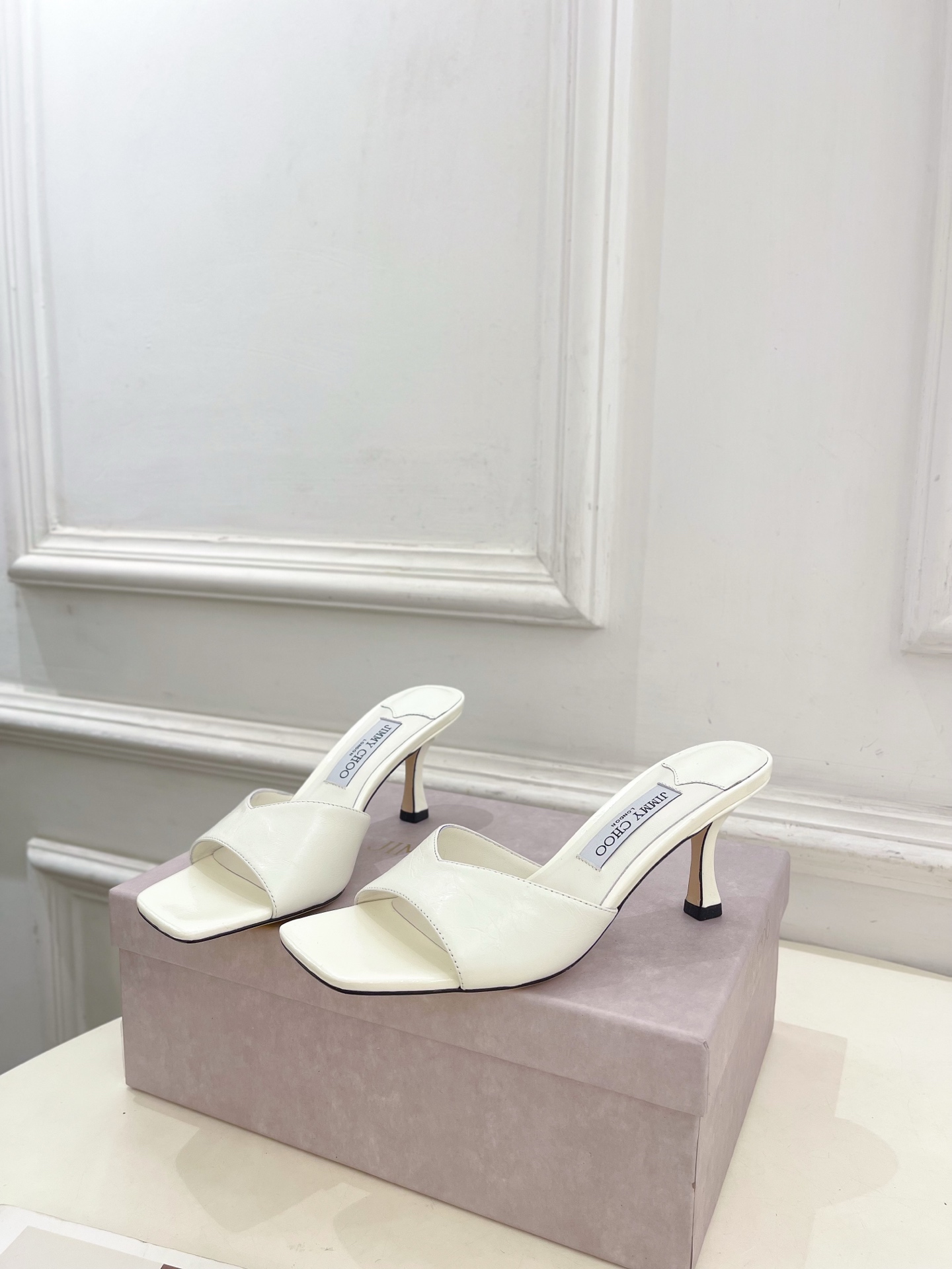 JimmyChoo✨吉米周 25ss ———
    
2025BS春夏新品 专柜最新JC方头V口高跟拖