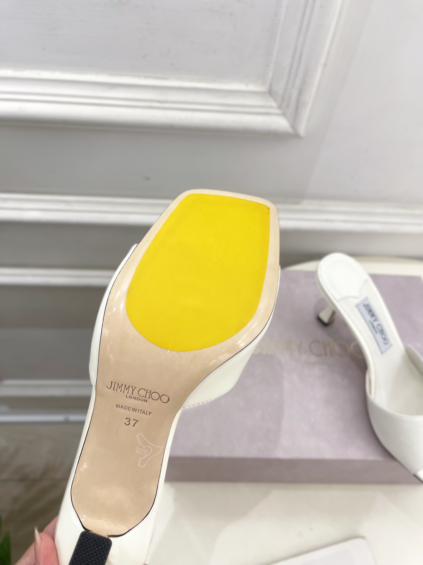 JimmyChoo✨吉米周 25ss ———
    
2025BS春夏新品 专柜最新JC方头V口高跟拖