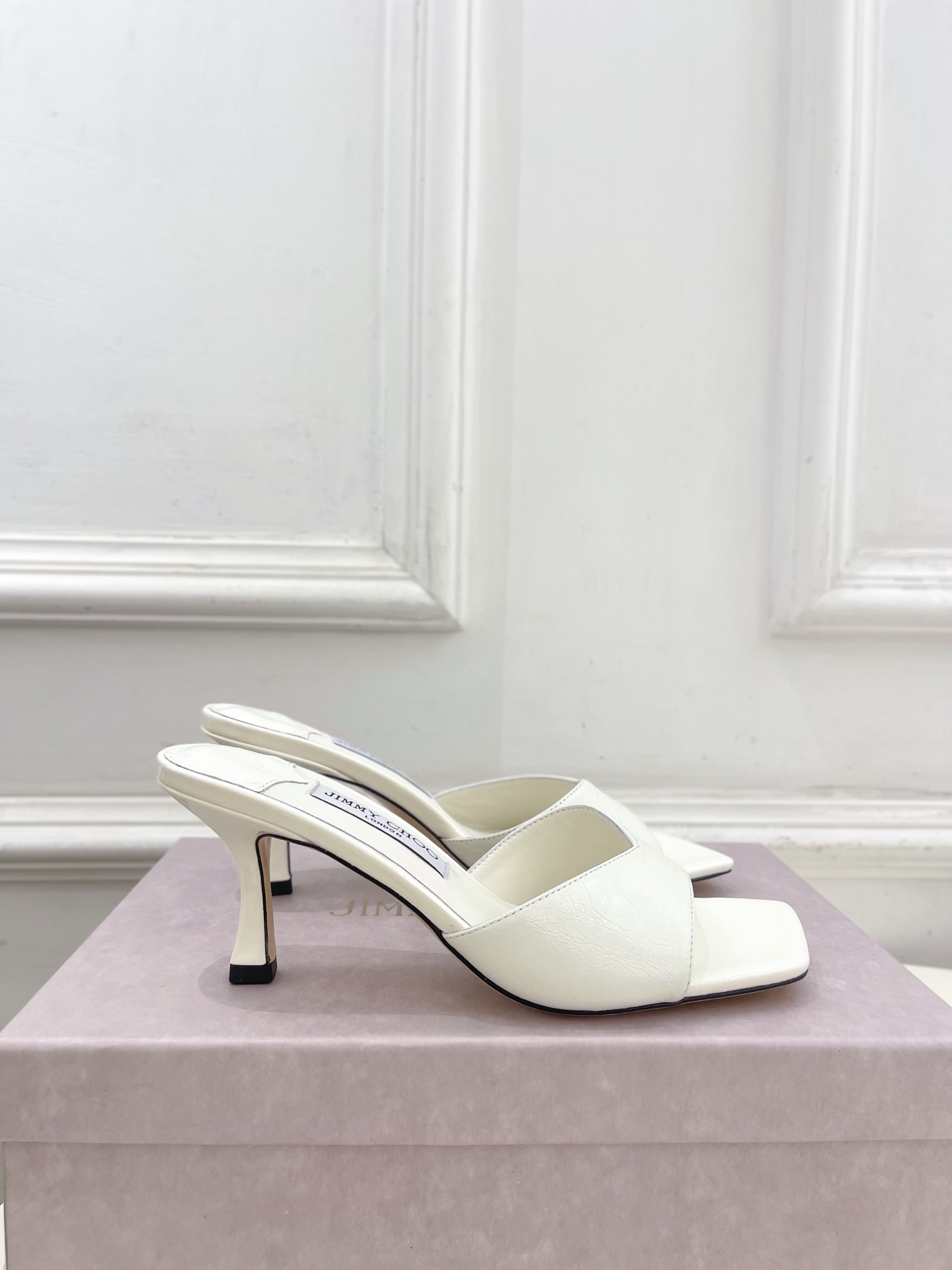 JimmyChoo✨吉米周 25ss ———
    
2025BS春夏新品 专柜最新JC方头V口高跟拖