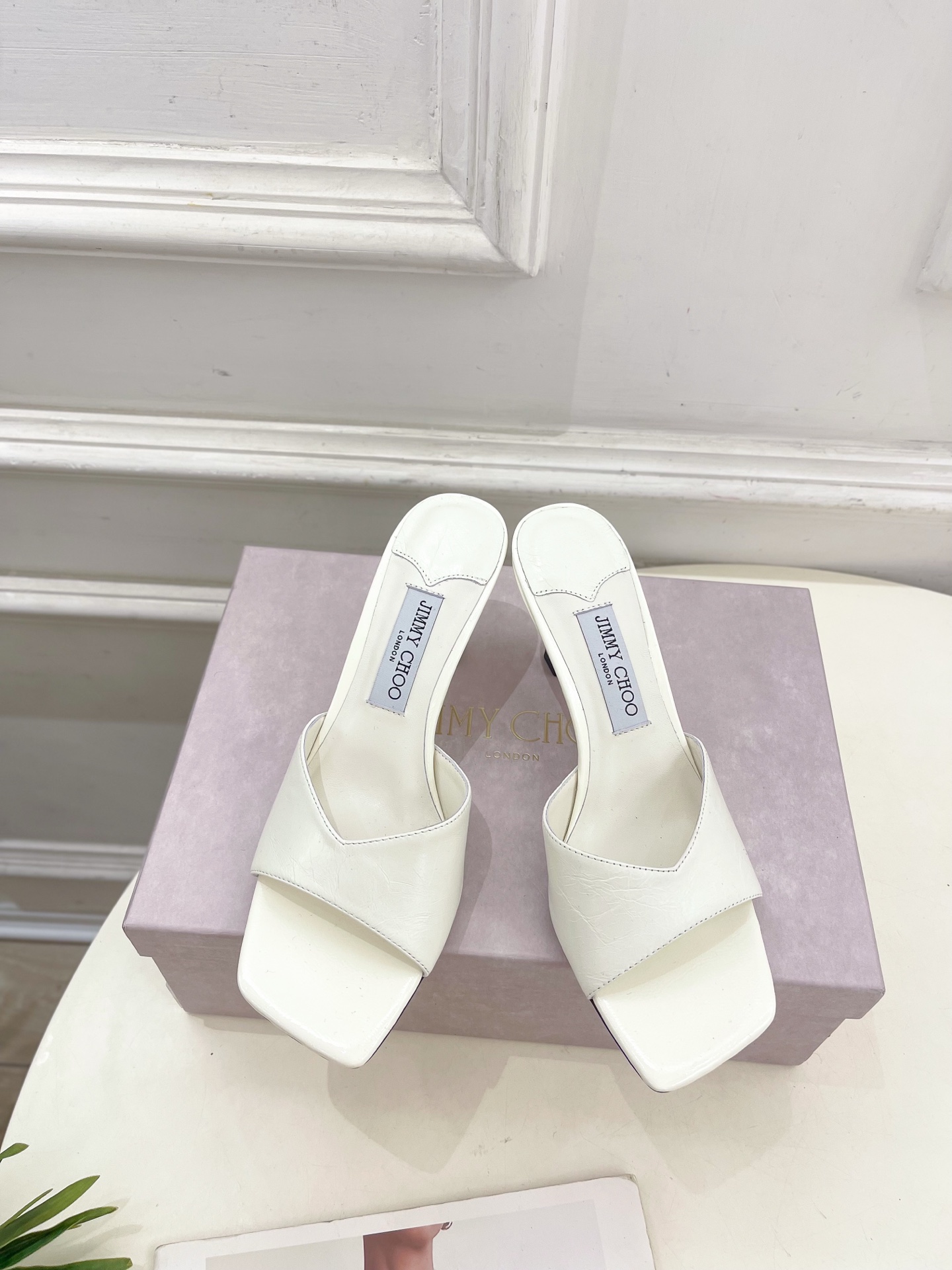 JimmyChoo✨吉米周 25ss ———
    
2025BS春夏新品 专柜最新JC方头V口高跟拖
