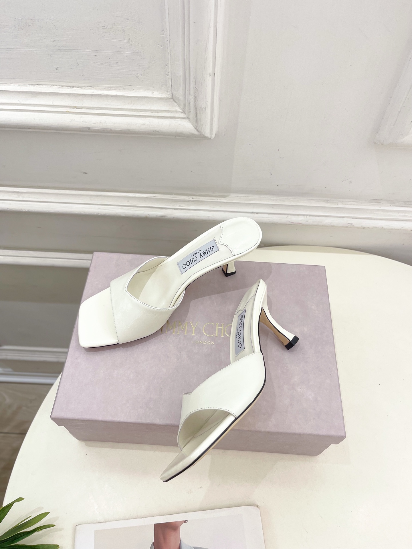 JimmyChoo✨吉米周 25ss ———
    
2025BS春夏新品 专柜最新JC方头V口高跟拖