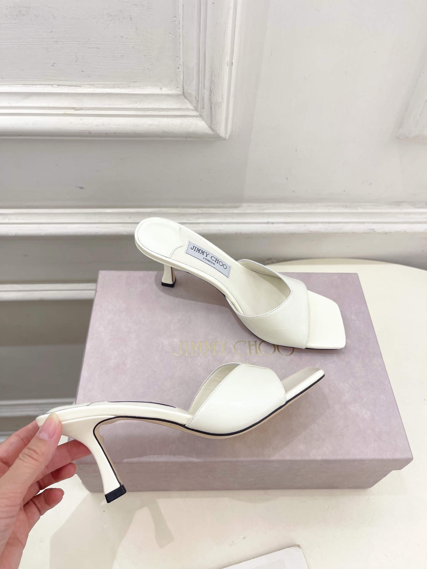 JimmyChoo✨吉米周 25ss ———
    
2025BS春夏新品 专柜最新JC方头V口高跟拖