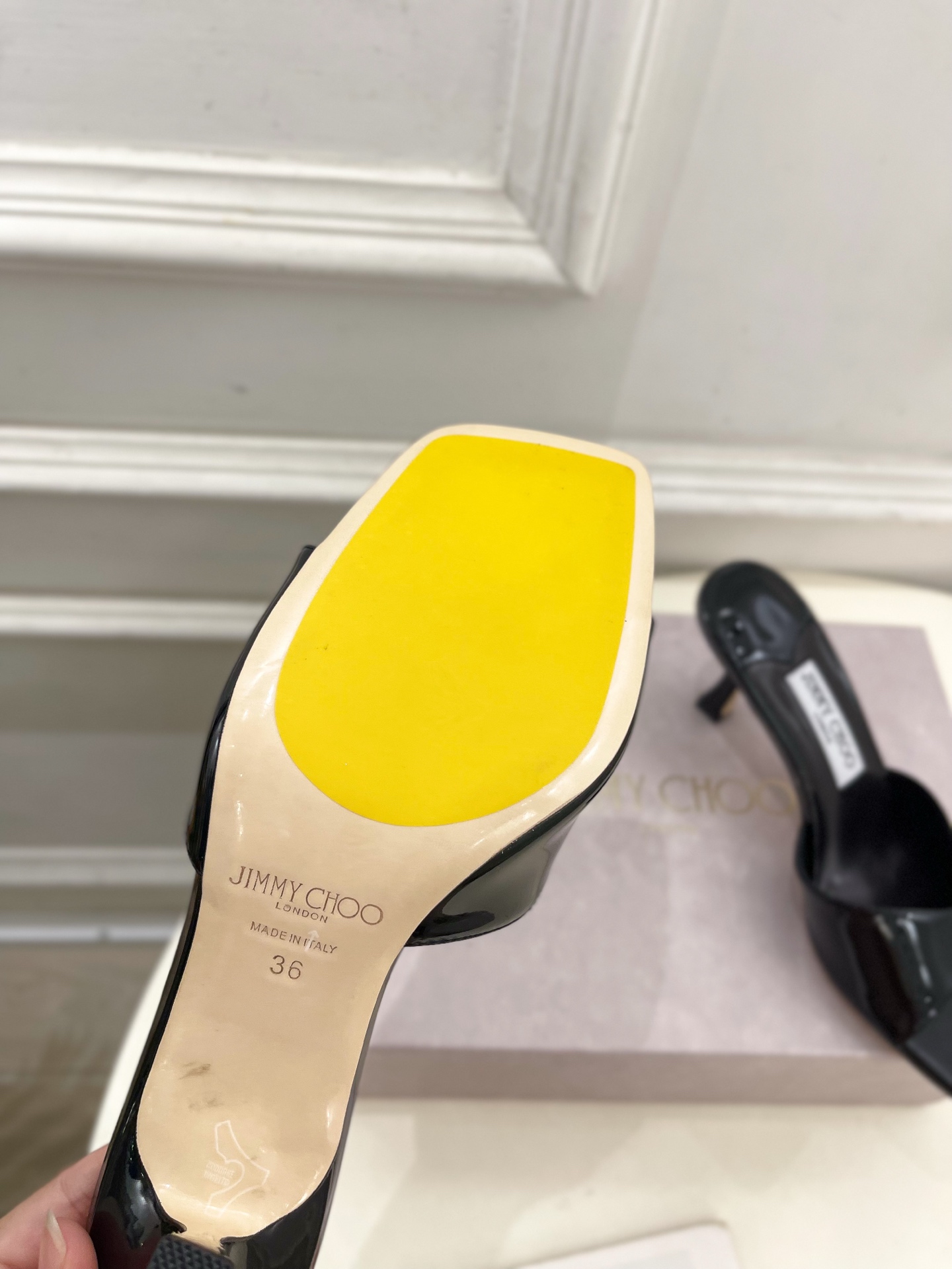 JimmyChoo✨吉米周 25ss ———
    
2025BS春夏新品 专柜最新JC方头V口高跟拖