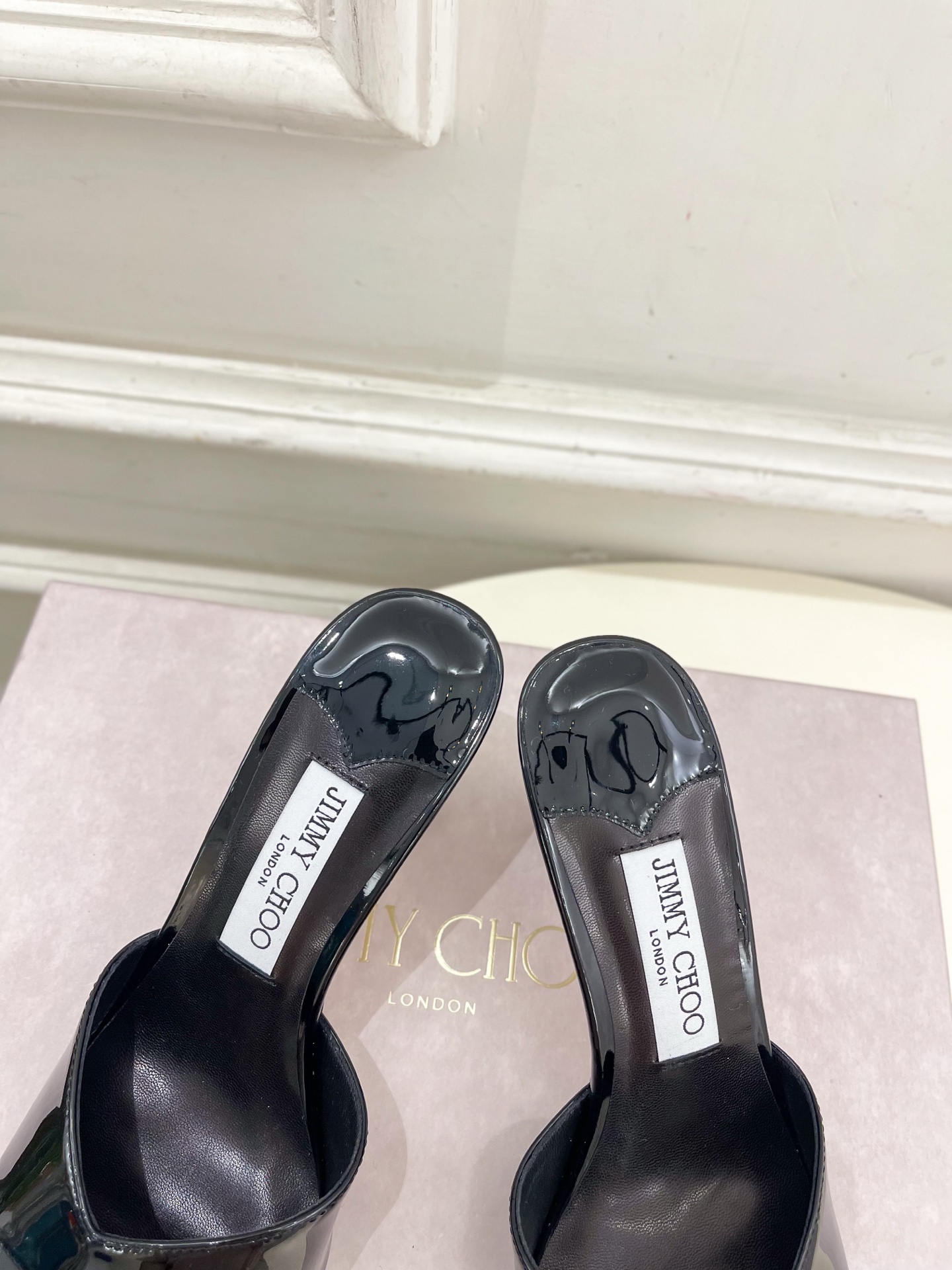 JimmyChoo✨吉米周 25ss ———
    
2025BS春夏新品 专柜最新JC方头V口高跟拖