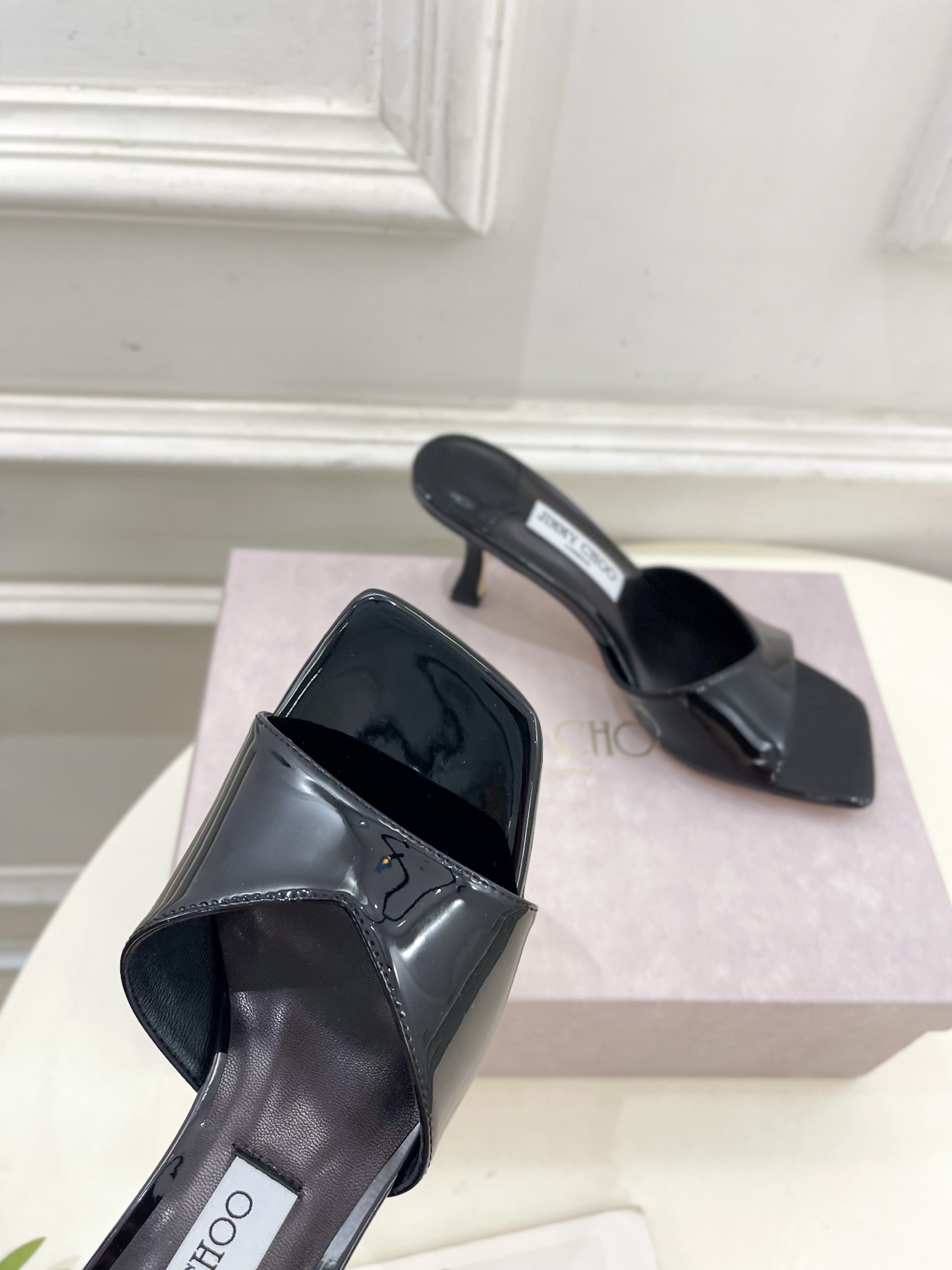 JimmyChoo✨吉米周 25ss ———
    
2025BS春夏新品 专柜最新JC方头V口高跟拖