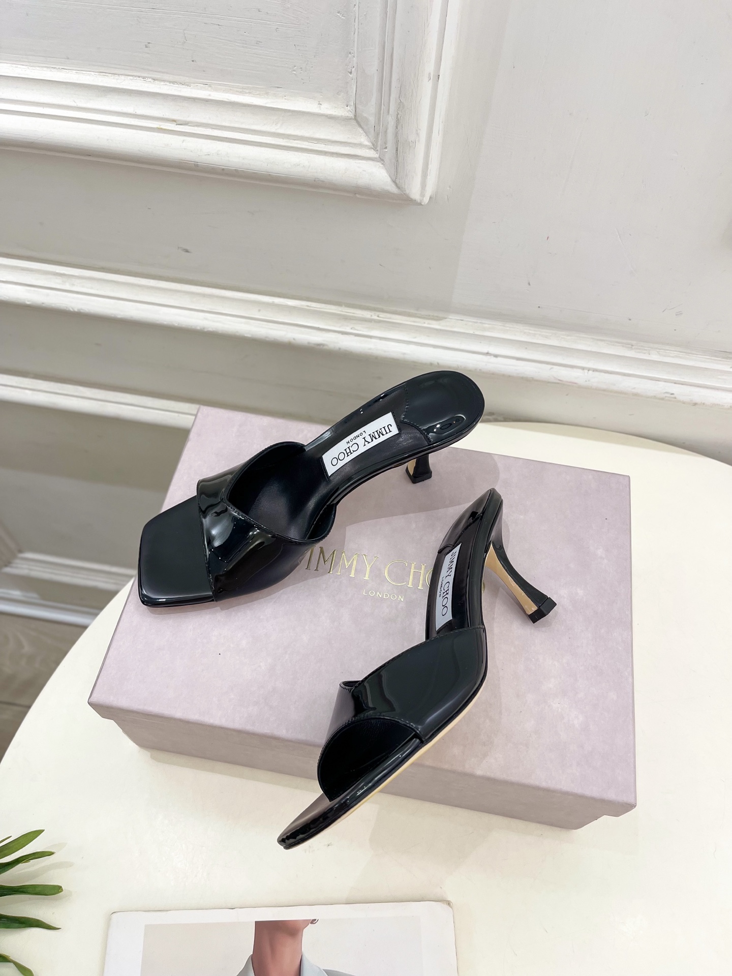 JimmyChoo✨吉米周 25ss ———
    
2025BS春夏新品 专柜最新JC方头V口高跟拖