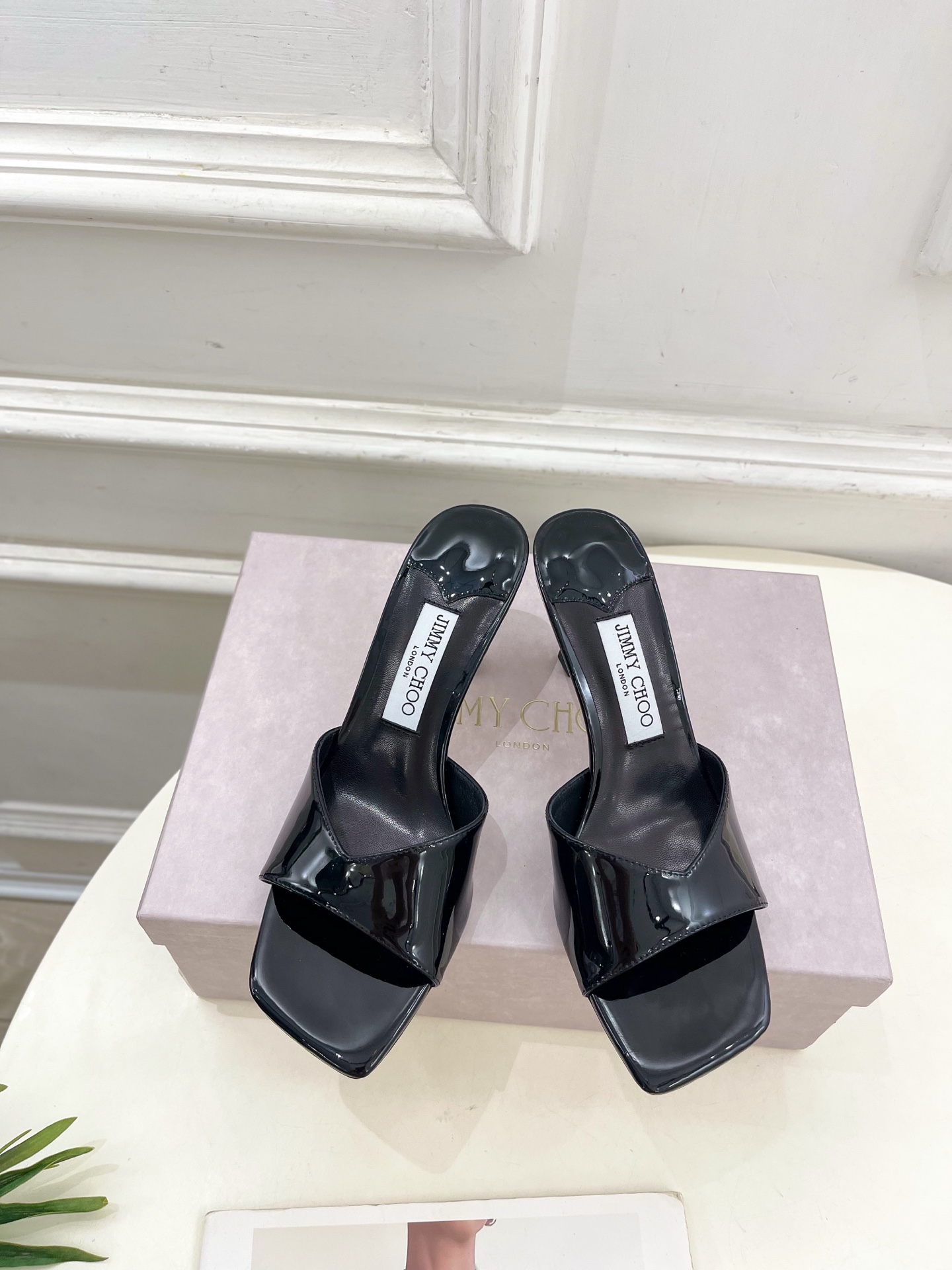 JimmyChoo✨吉米周 25ss ———
    
2025BS春夏新品 专柜最新JC方头V口高跟拖