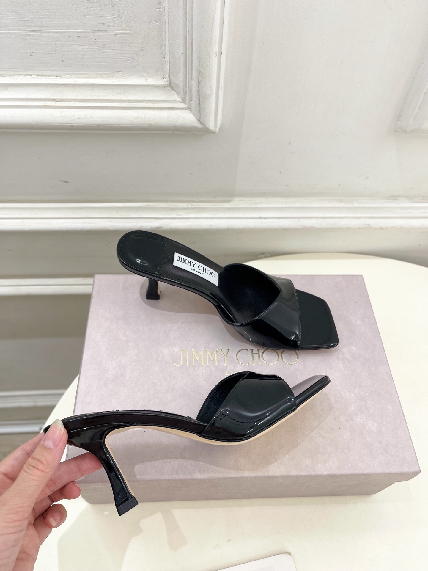 JimmyChoo✨吉米周 25ss ———
    
2025BS春夏新品 专柜最新JC方头V口高跟拖