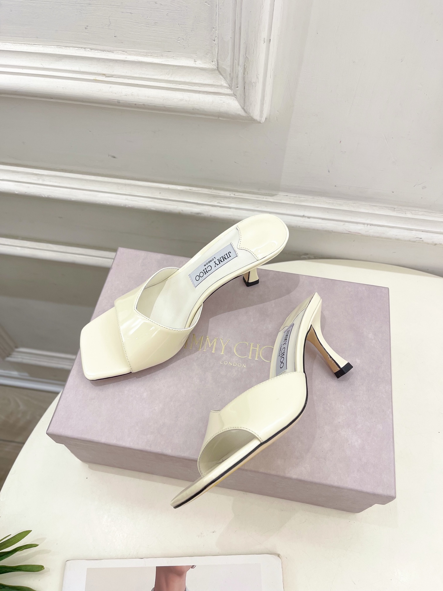 JimmyChoo✨吉米周 25ss ———
    
2025BS春夏新品 专柜最新JC方头V口高跟拖