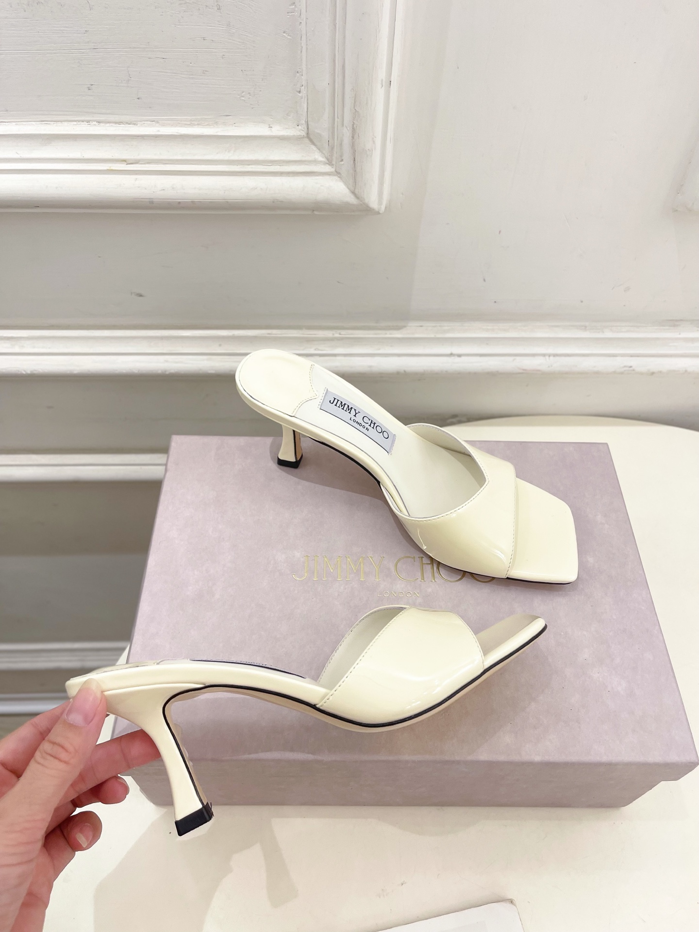 JimmyChoo✨吉米周 25ss ———
    
2025BS春夏新品 专柜最新JC方头V口高跟拖