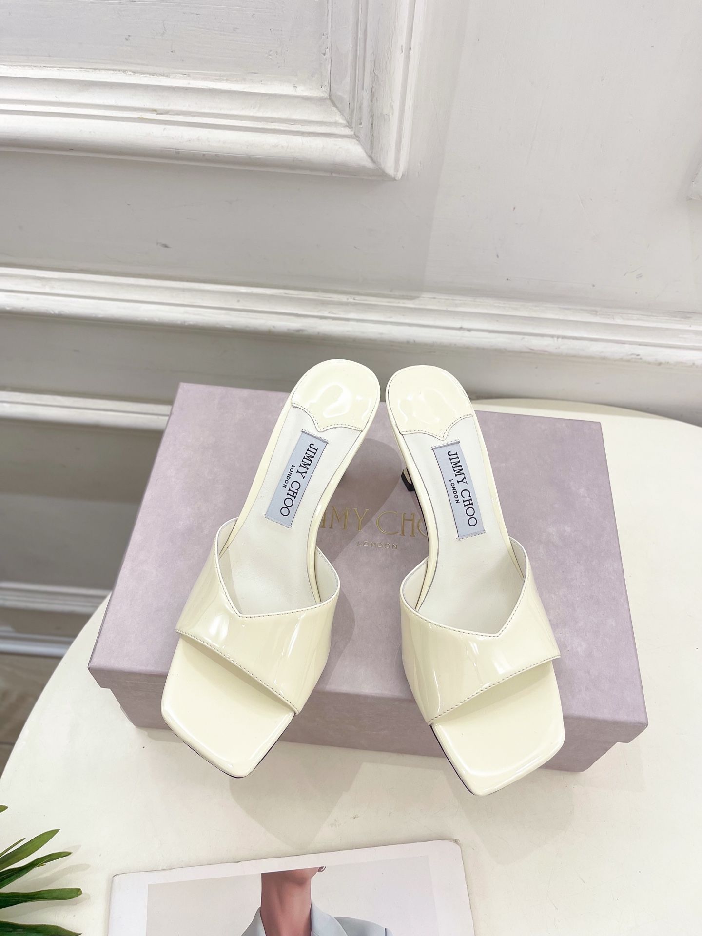 JimmyChoo✨吉米周 25ss ———
    
2025BS春夏新品 专柜最新JC方头V口高跟拖