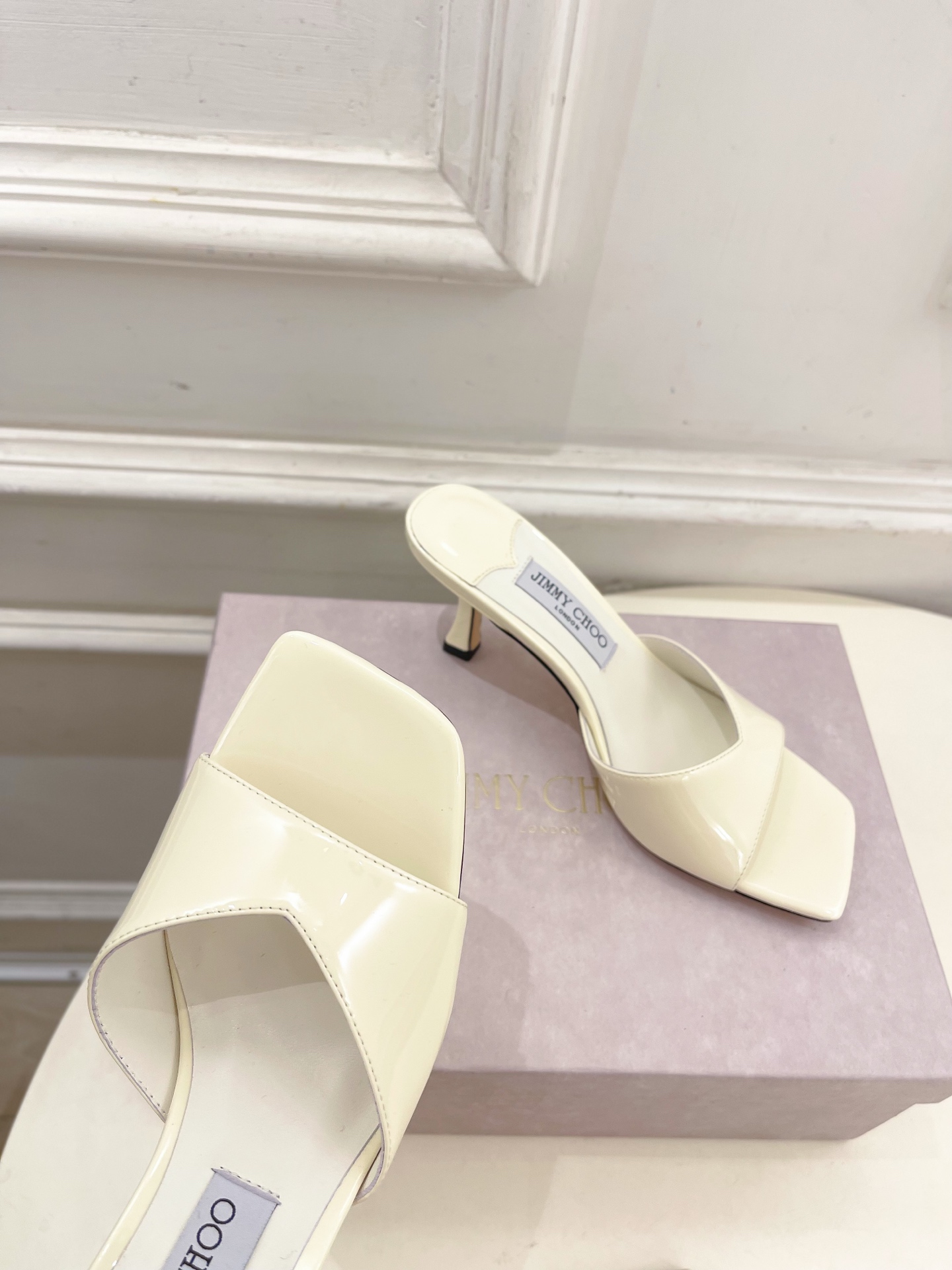 JimmyChoo✨吉米周 25ss ———
    
2025BS春夏新品 专柜最新JC方头V口高跟拖