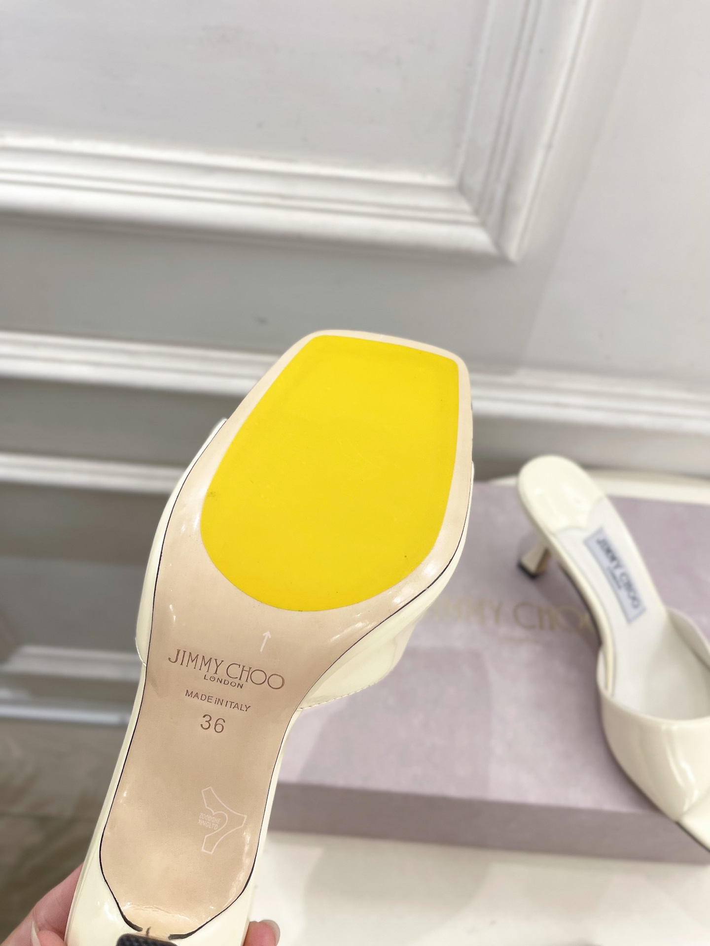 JimmyChoo✨吉米周 25ss ———
    
2025BS春夏新品 专柜最新JC方头V口高跟拖