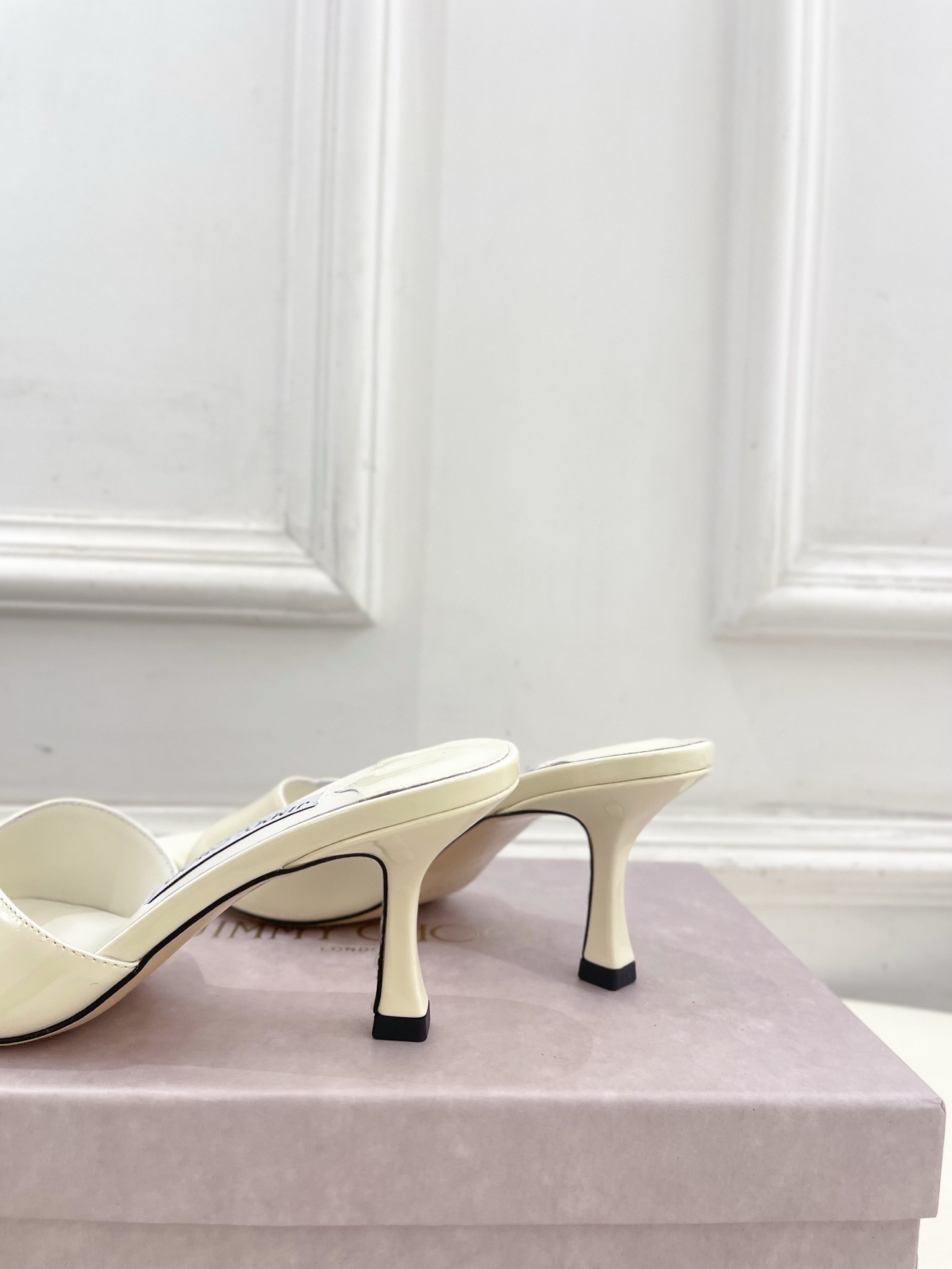JimmyChoo✨吉米周 25ss ———
    
2025BS春夏新品 专柜最新JC方头V口高跟拖
