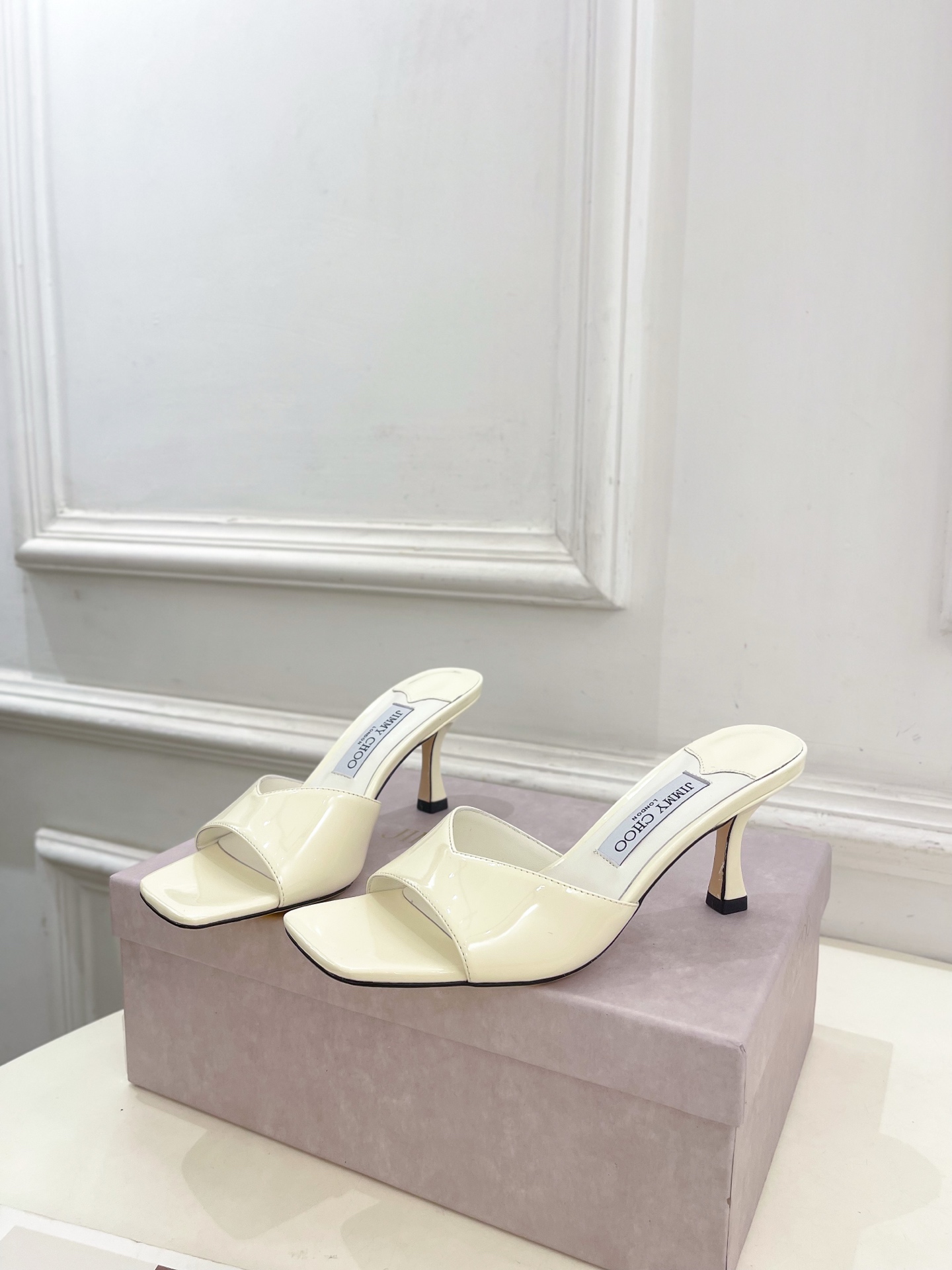 JimmyChoo✨吉米周 25ss ———
    
2025BS春夏新品 专柜最新JC方头V口高跟拖