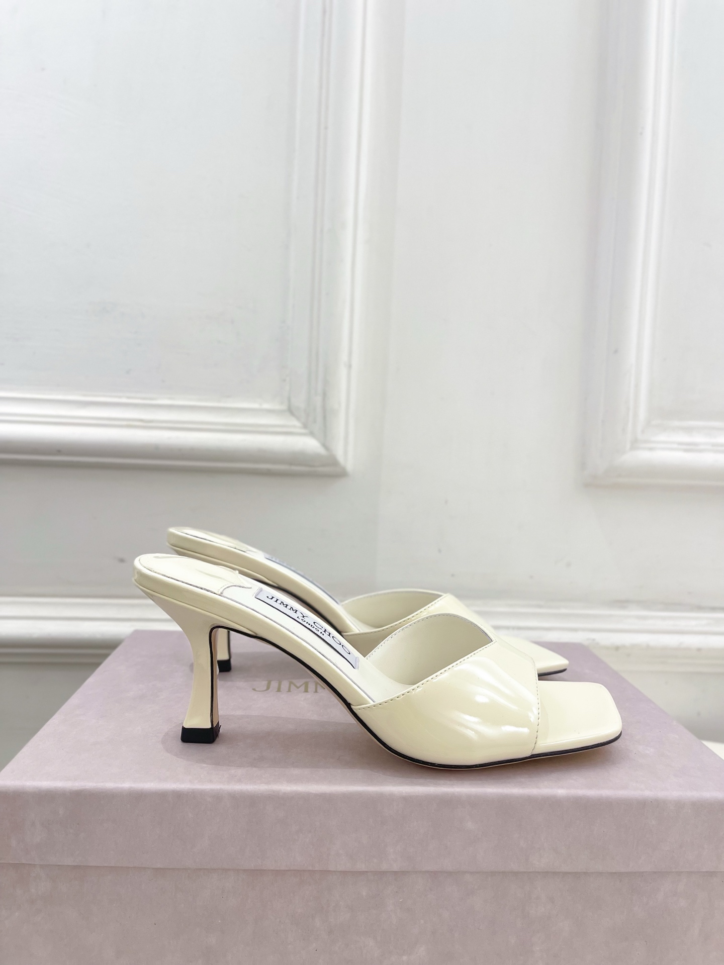 JimmyChoo✨吉米周 25ss ———
    
2025BS春夏新品 专柜最新JC方头V口高跟拖