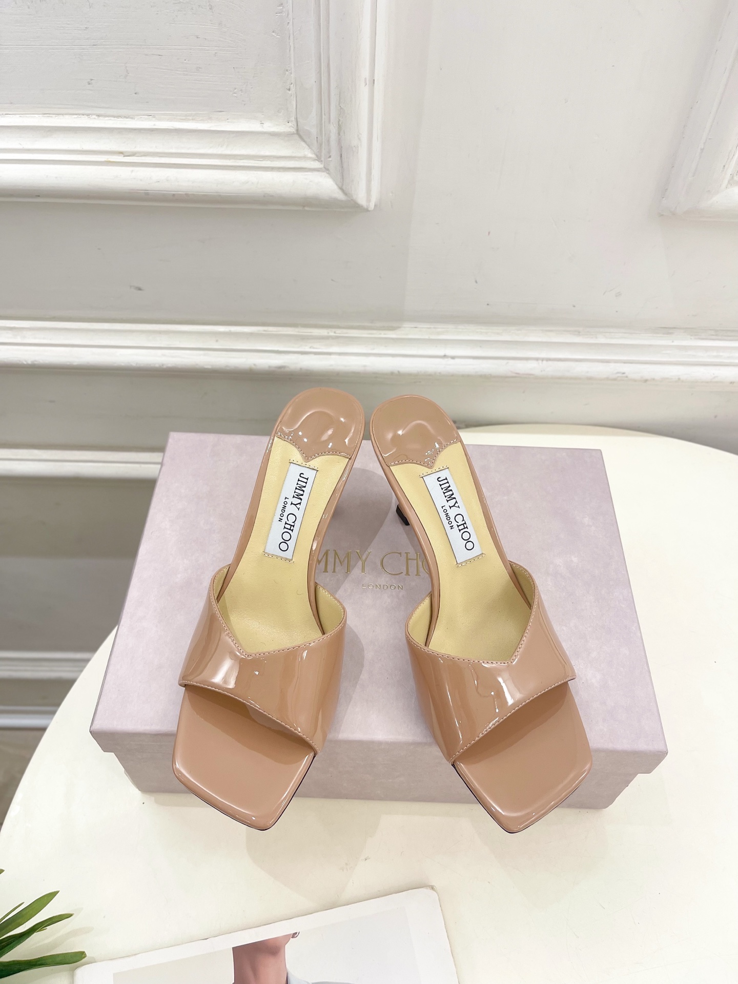 JimmyChoo✨吉米周 25ss ———
    
2025BS春夏新品 专柜最新JC方头V口高跟拖