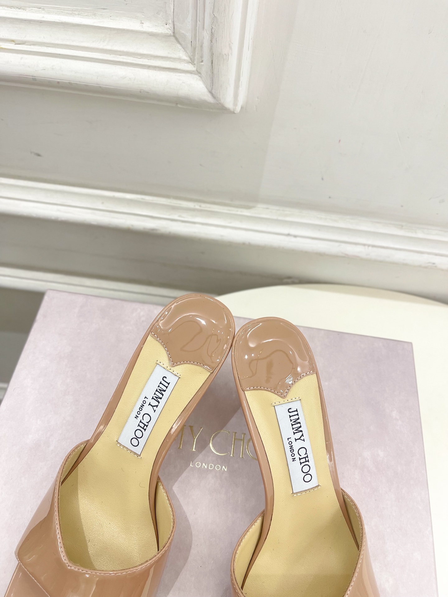 JimmyChoo✨吉米周 25ss ———
    
2025BS春夏新品 专柜最新JC方头V口高跟拖