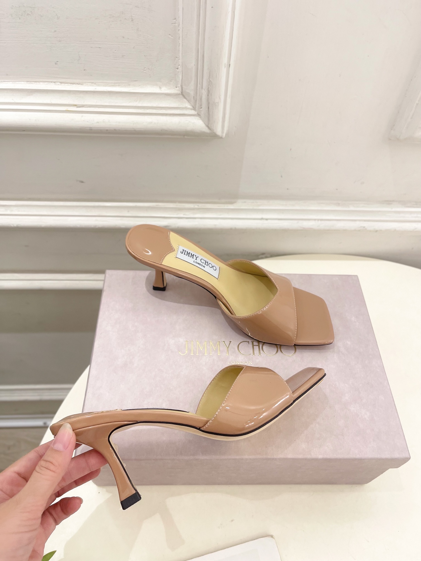 JimmyChoo✨吉米周 25ss ———
    
2025BS春夏新品 专柜最新JC方头V口高跟拖