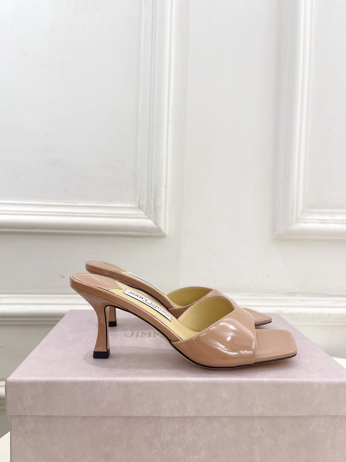 JimmyChoo✨吉米周 25ss ———
    
2025BS春夏新品 专柜最新JC方头V口高跟拖
