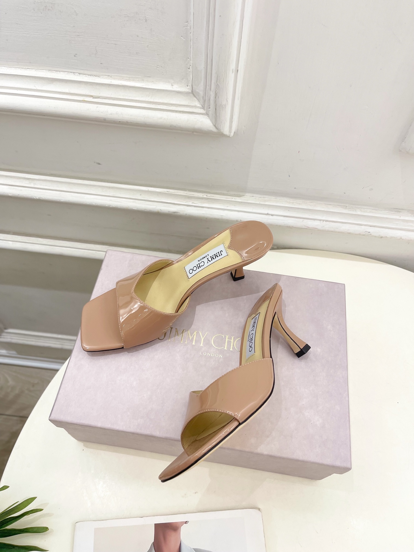 JimmyChoo✨吉米周 25ss ———
    
2025BS春夏新品 专柜最新JC方头V口高跟拖