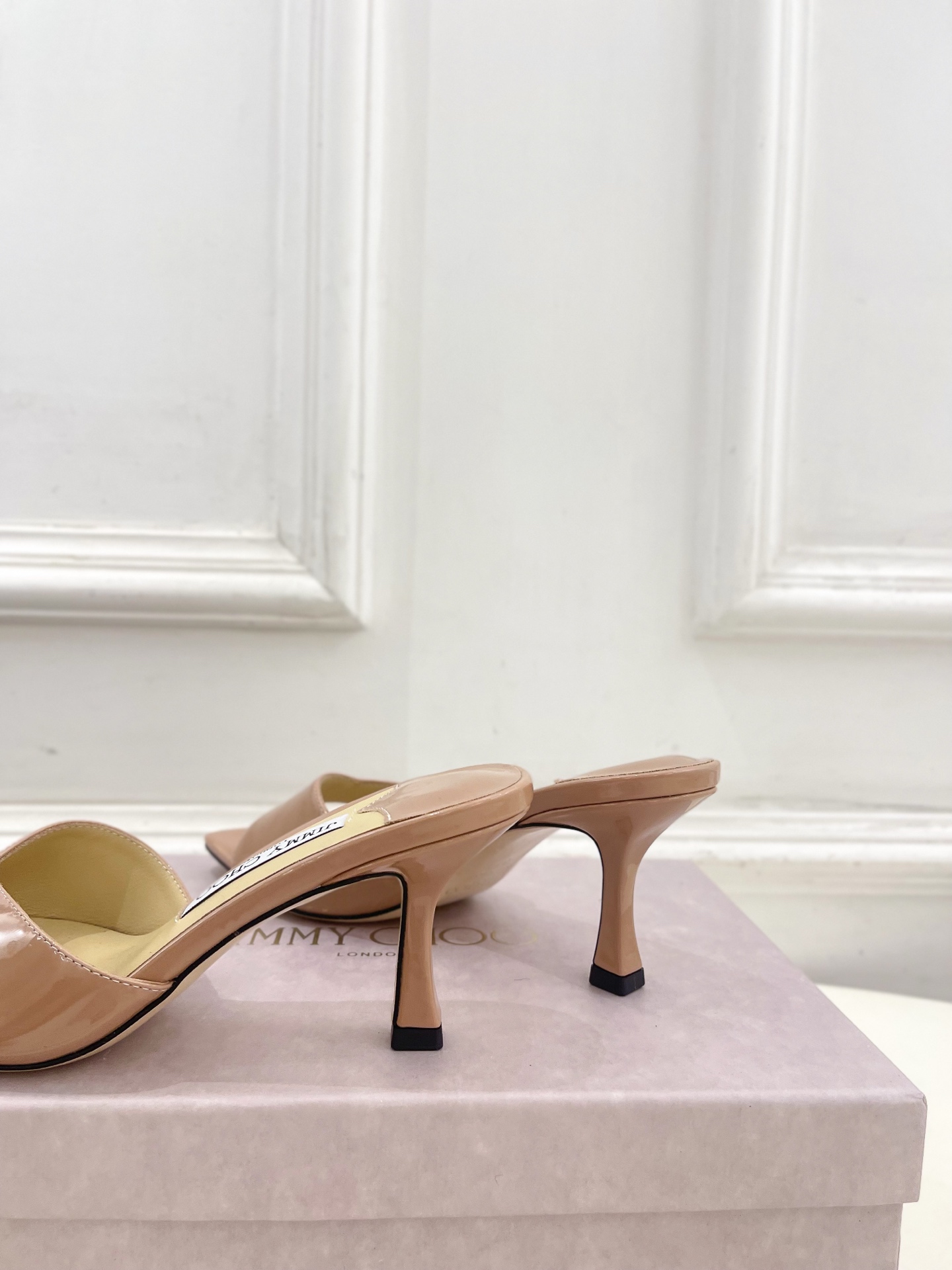 JimmyChoo✨吉米周 25ss ———
    
2025BS春夏新品 专柜最新JC方头V口高跟拖
