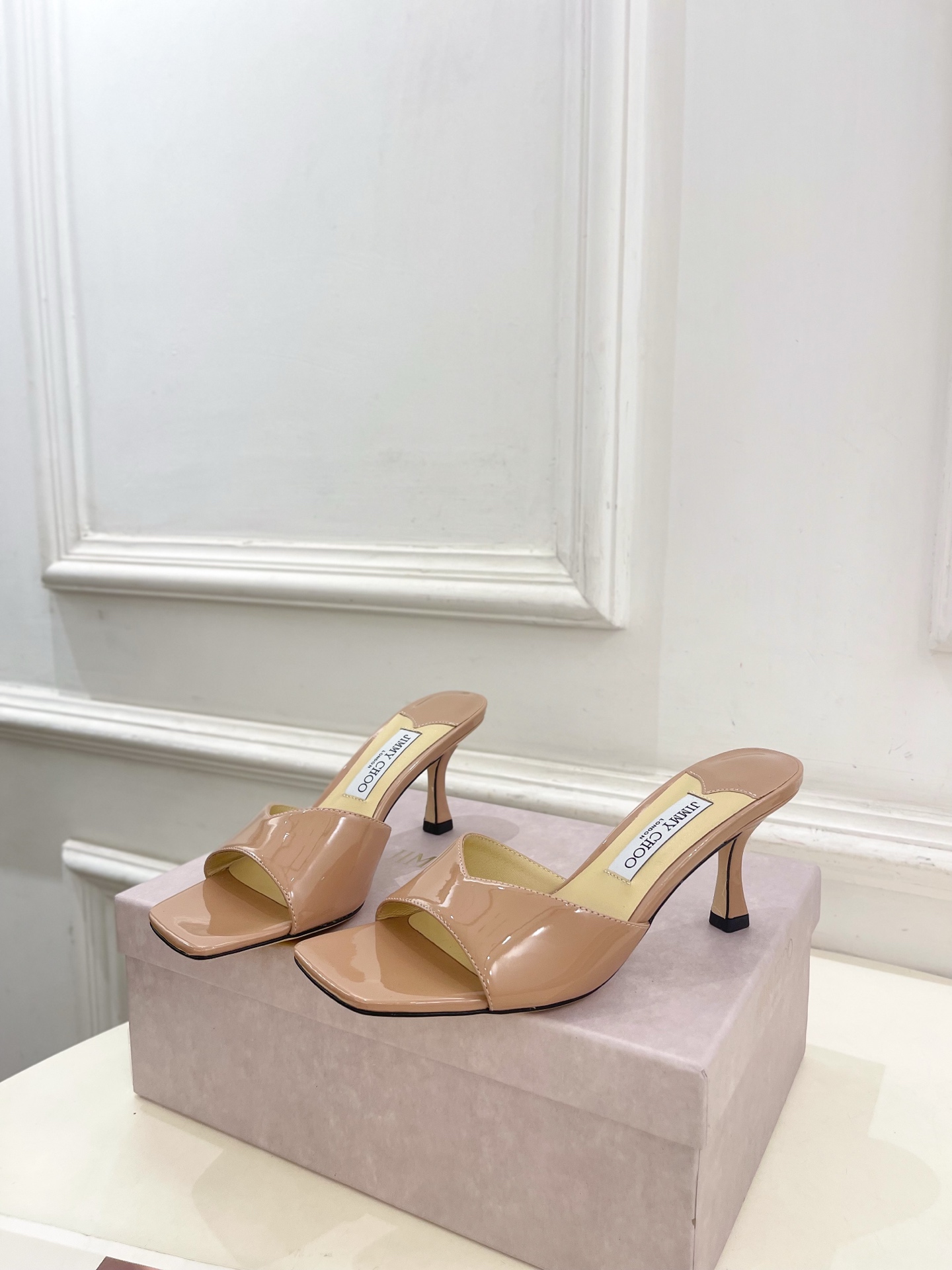 JimmyChoo✨吉米周 25ss ———
    
2025BS春夏新品 专柜最新JC方头V口高跟拖