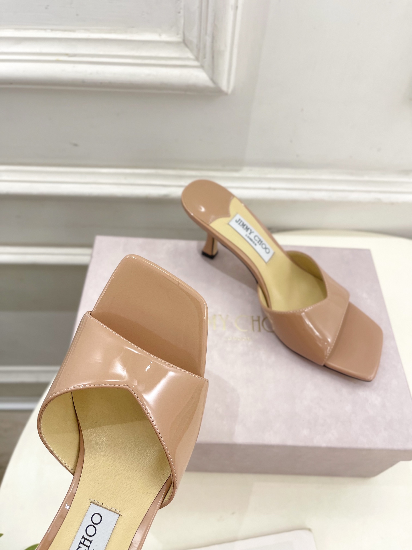 JimmyChoo✨吉米周 25ss ———
    
2025BS春夏新品 专柜最新JC方头V口高跟拖