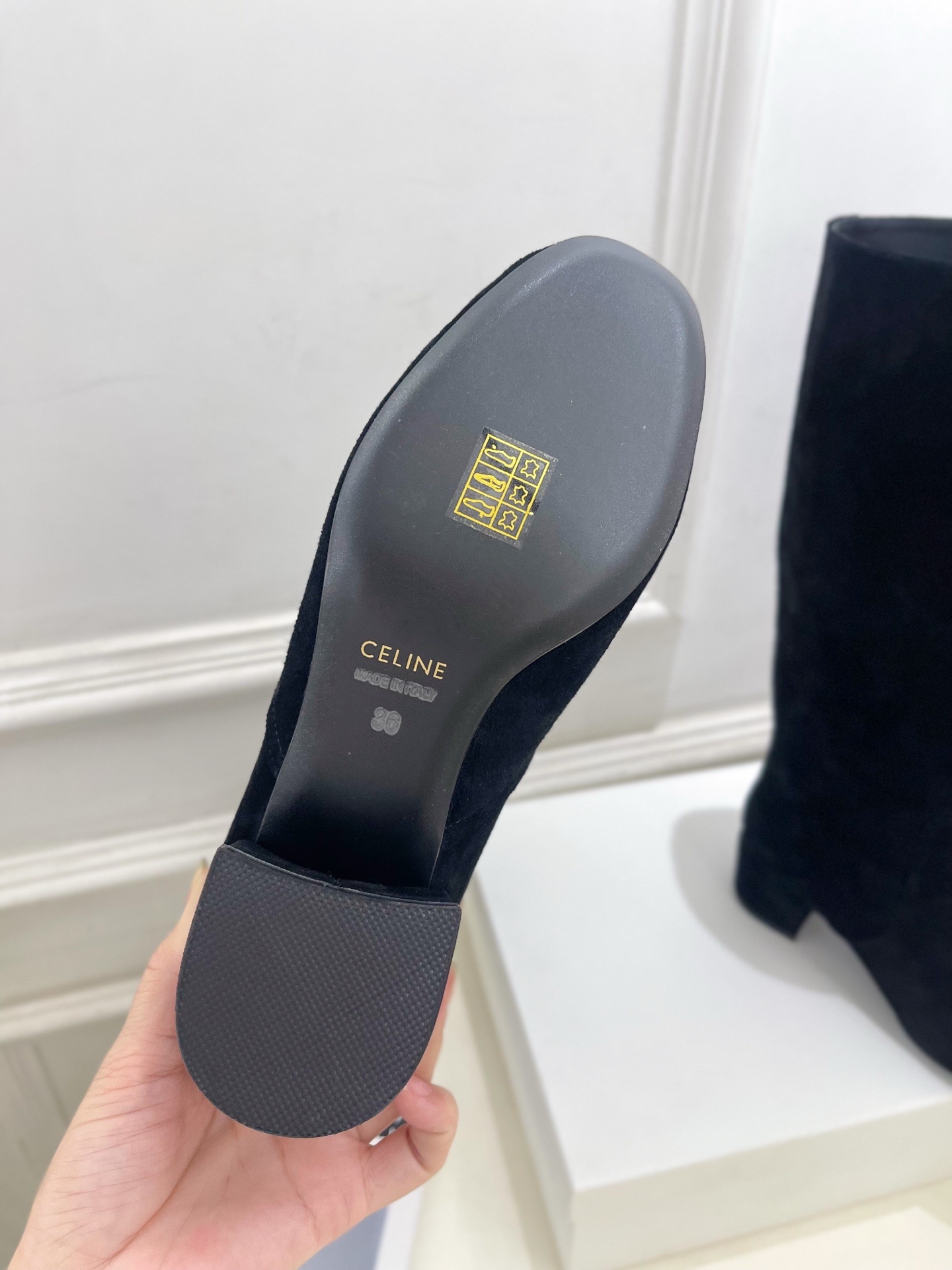 CELINE | 赛琳 25𝐬𝐬
💛2025秋冬新品 TRIOMPHE凯旋门复古高筒长靴上新!