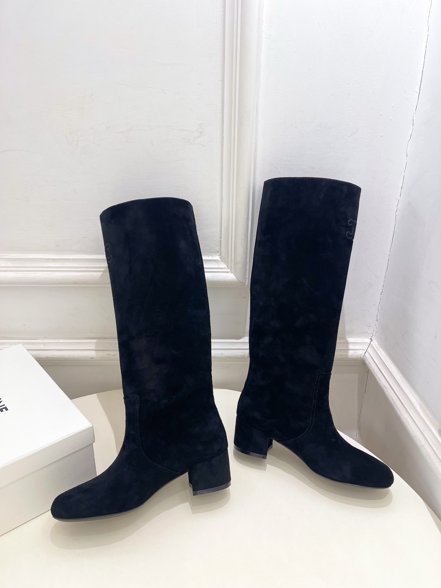 CELINE | 赛琳 25𝐬𝐬
💛2025秋冬新品 TRIOMPHE凯旋门复古高筒长靴上新!