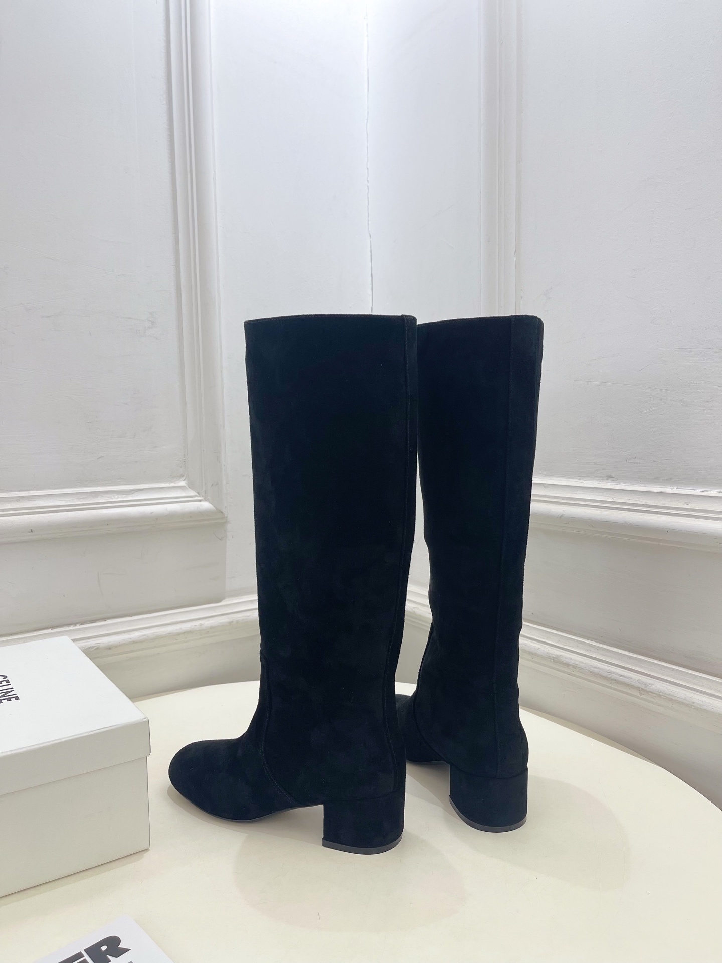 CELINE | 赛琳 25𝐬𝐬
💛2025秋冬新品 TRIOMPHE凯旋门复古高筒长靴上新!