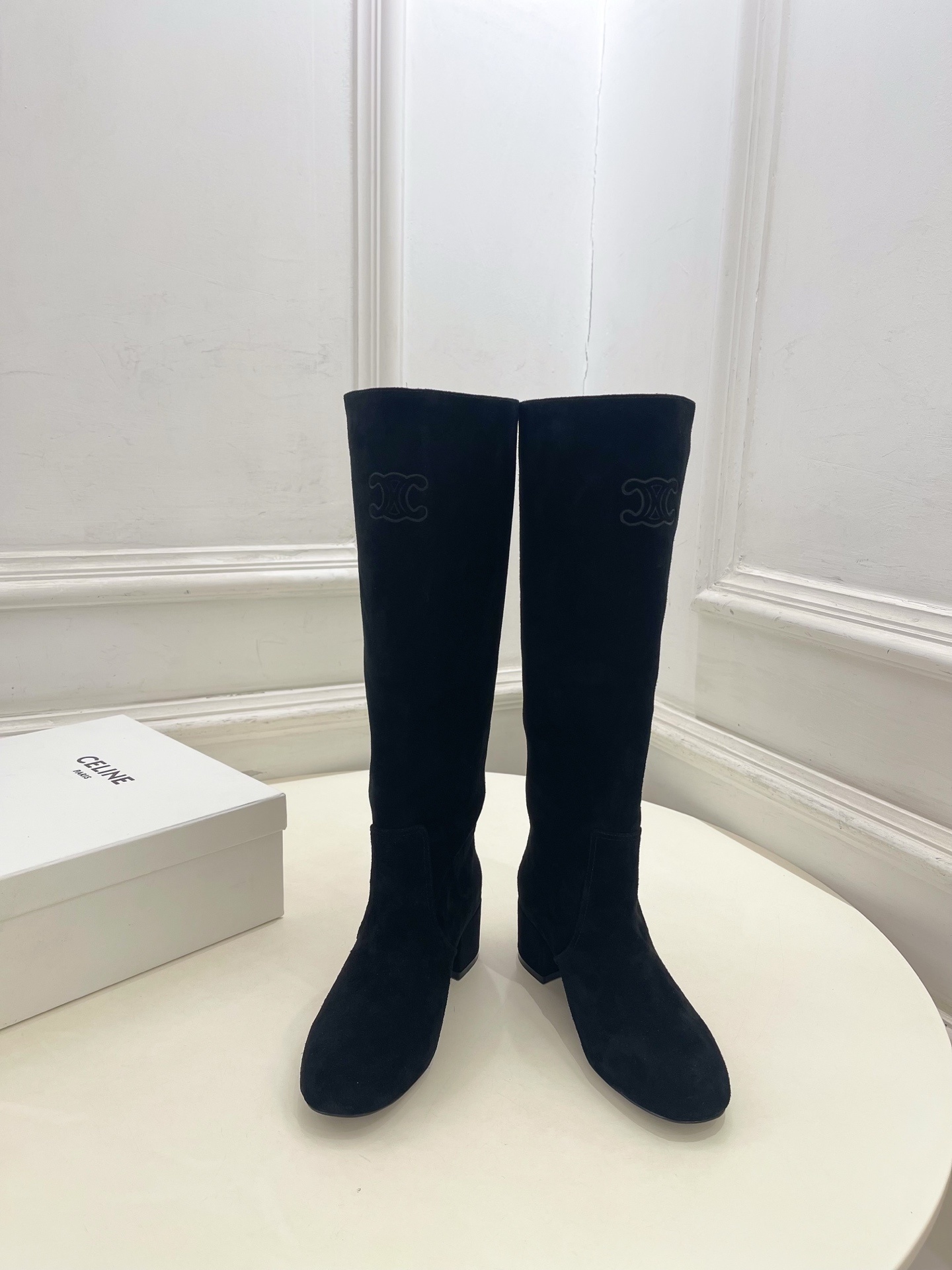 CELINE | 赛琳 25𝐬𝐬
💛2025秋冬新品 TRIOMPHE凯旋门复古高筒长靴上新!