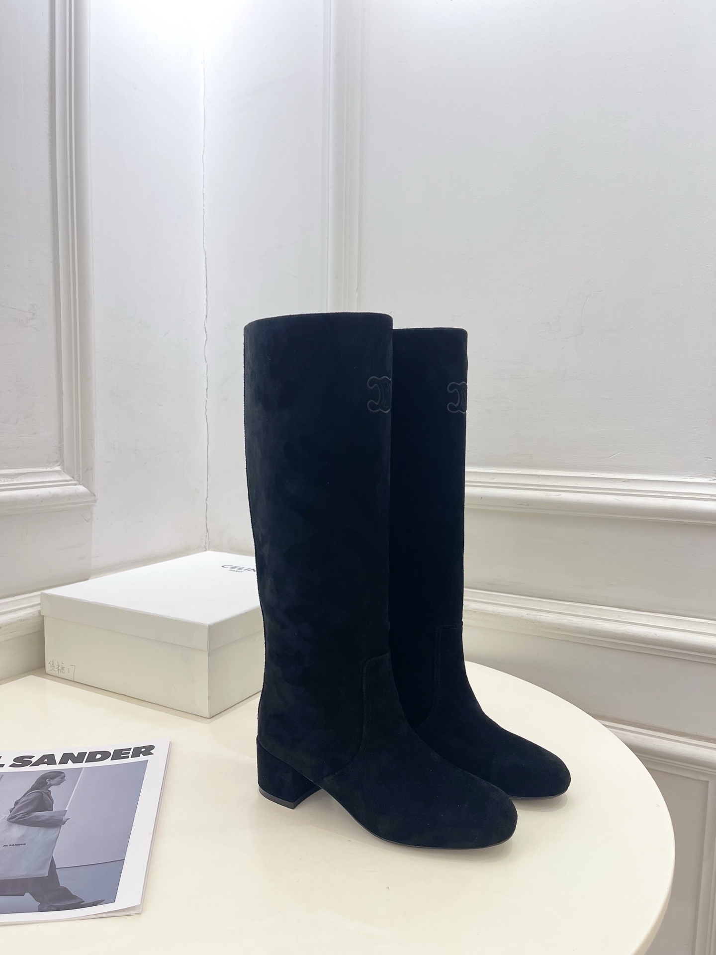 CELINE | 赛琳 25𝐬𝐬
💛2025秋冬新品 TRIOMPHE凯旋门复古高筒长靴上新!