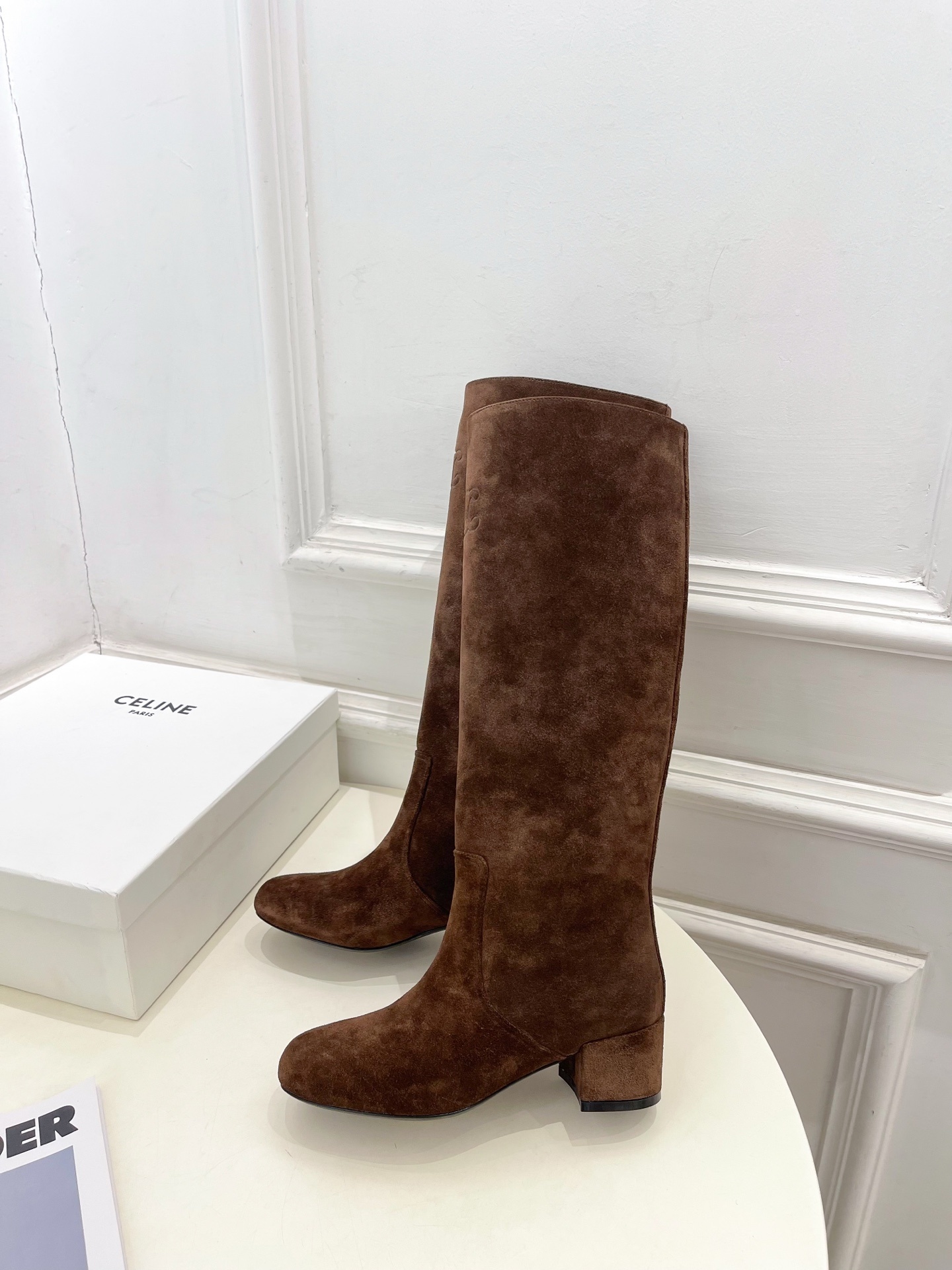 CELINE | 赛琳 25𝐬𝐬
💛2025秋冬新品 TRIOMPHE凯旋门复古高筒长靴上新!