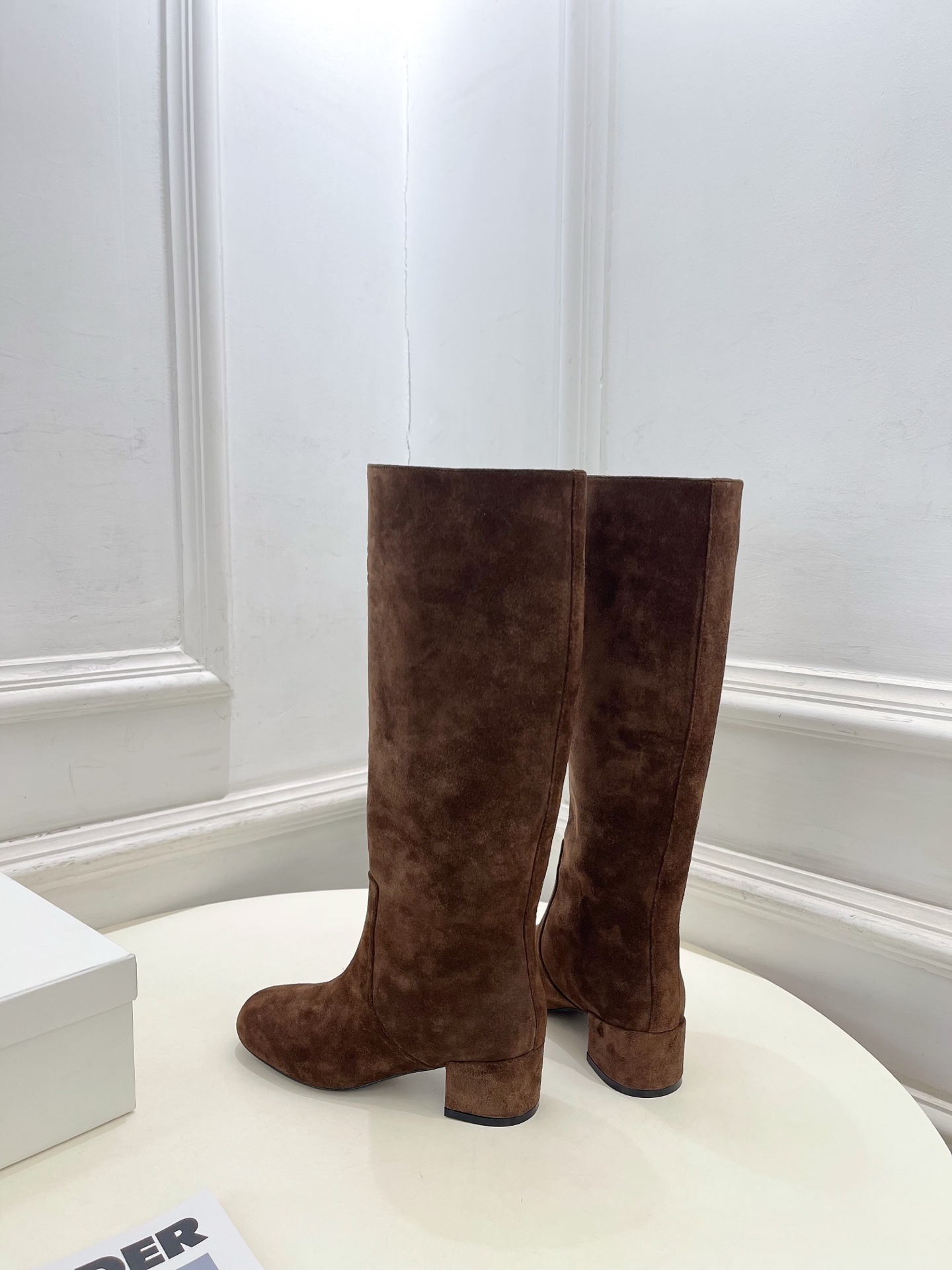 CELINE | 赛琳 25𝐬𝐬
💛2025秋冬新品 TRIOMPHE凯旋门复古高筒长靴上新!