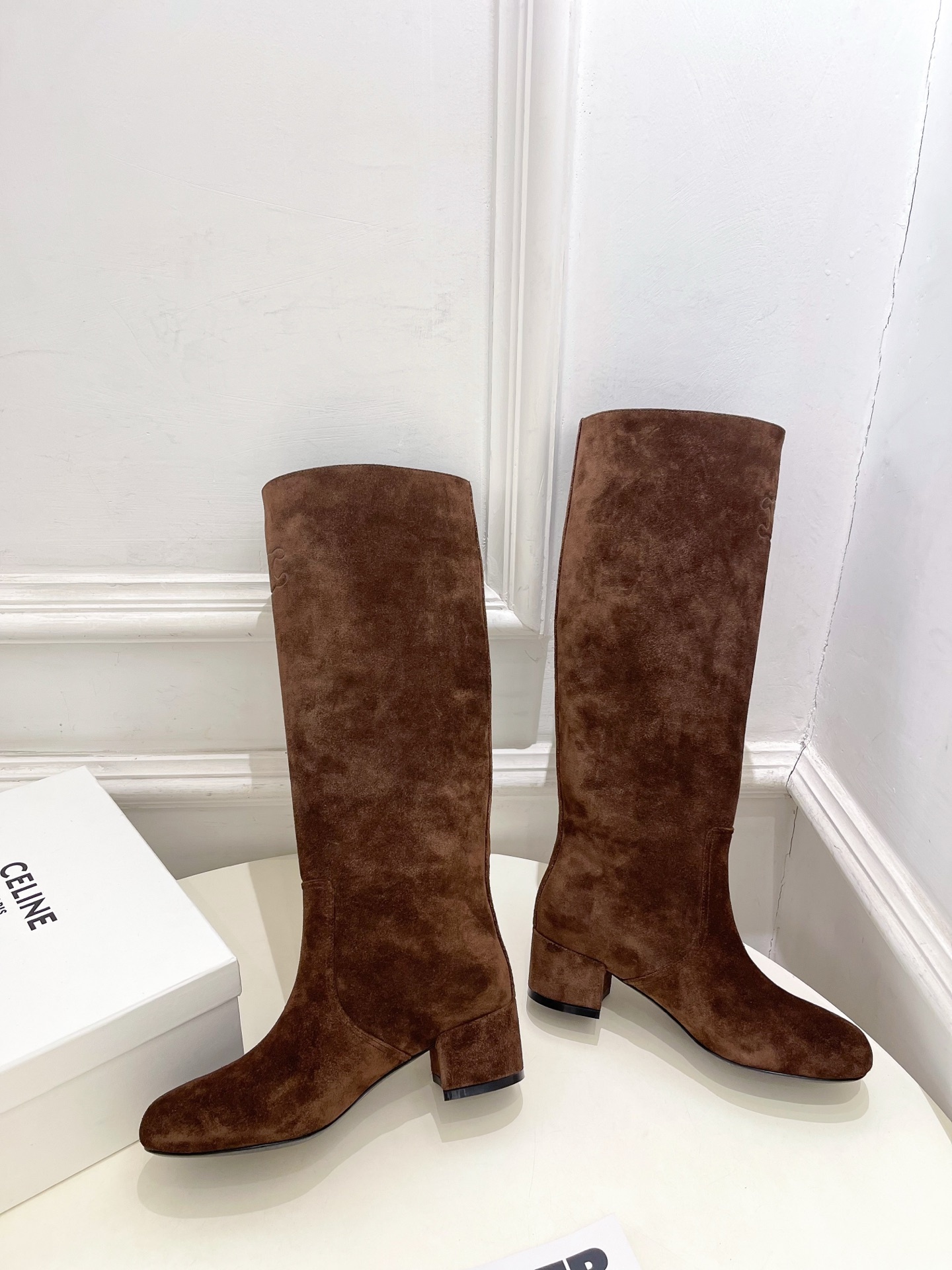 CELINE | 赛琳 25𝐬𝐬
💛2025秋冬新品 TRIOMPHE凯旋门复古高筒长靴上新!