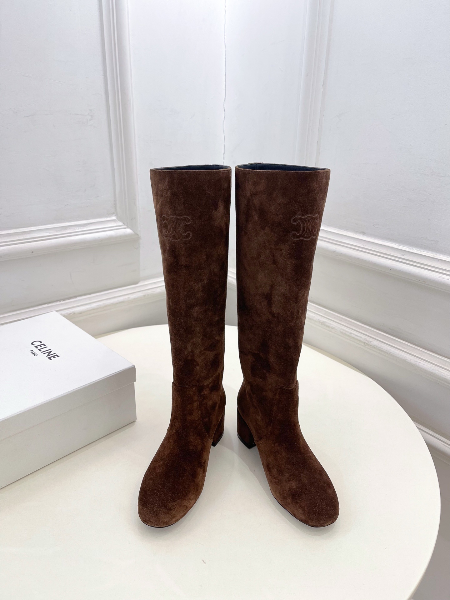 CELINE | 赛琳 25𝐬𝐬
💛2025秋冬新品 TRIOMPHE凯旋门复古高筒长靴上新!
