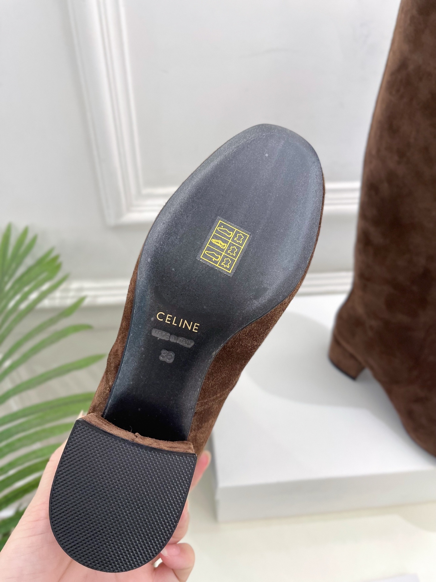 CELINE | 赛琳 25𝐬𝐬
💛2025秋冬新品 TRIOMPHE凯旋门复古高筒长靴上新!