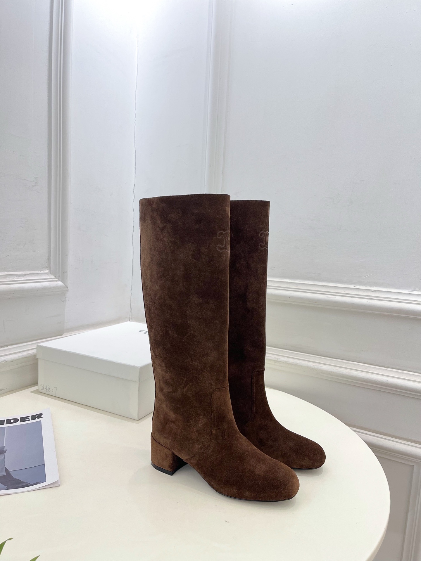 CELINE | 赛琳 25𝐬𝐬
💛2025秋冬新品 TRIOMPHE凯旋门复古高筒长靴上新!