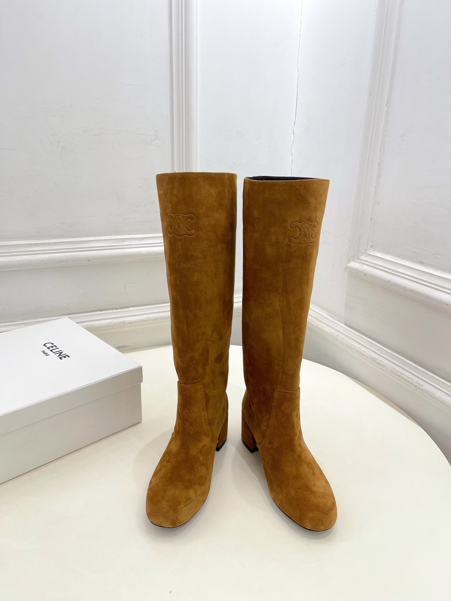 CELINE | 赛琳 25𝐬𝐬
💛2025秋冬新品 TRIOMPHE凯旋门复古高筒长靴上新!