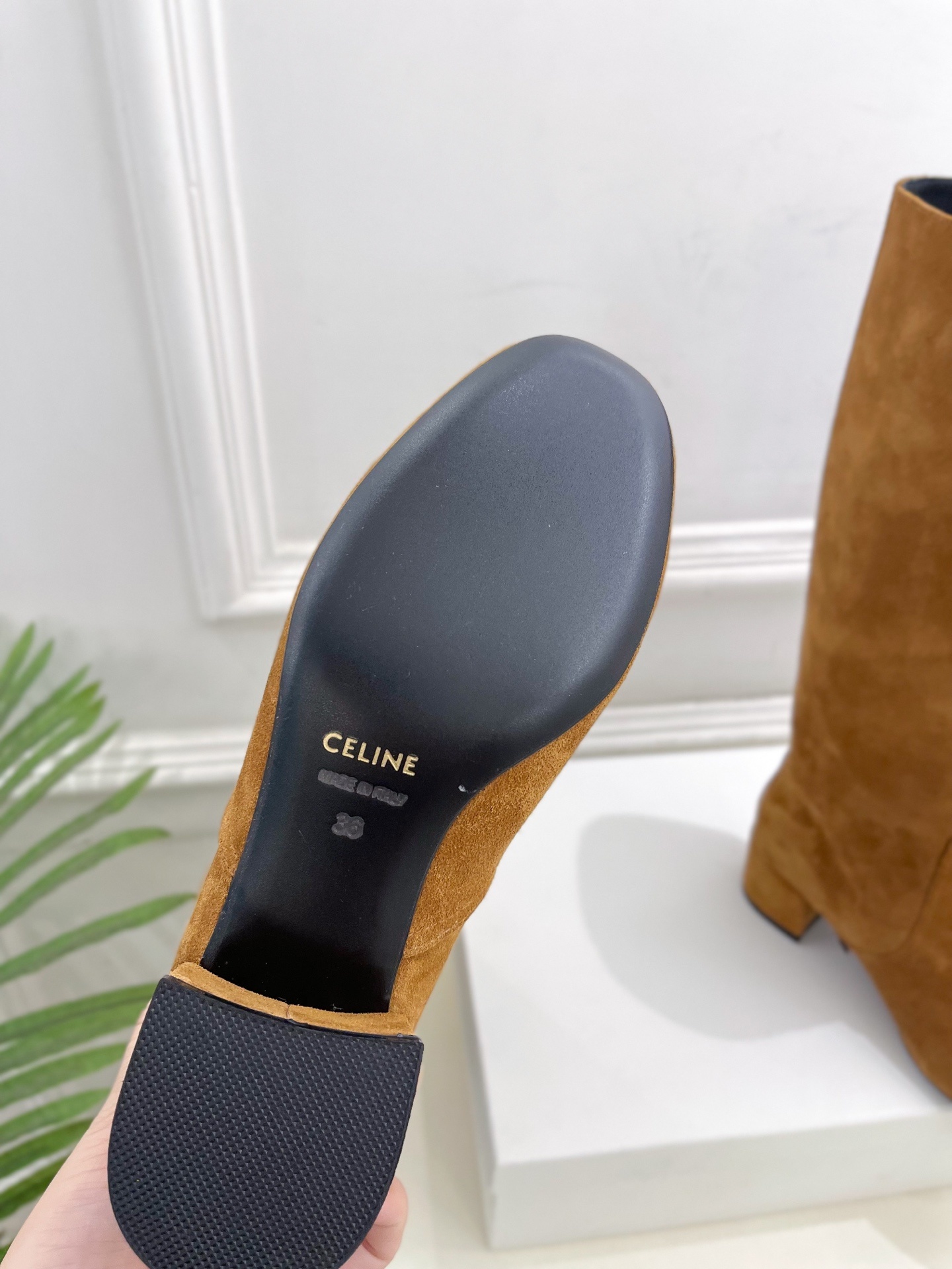 CELINE | 赛琳 25𝐬𝐬
💛2025秋冬新品 TRIOMPHE凯旋门复古高筒长靴上新!