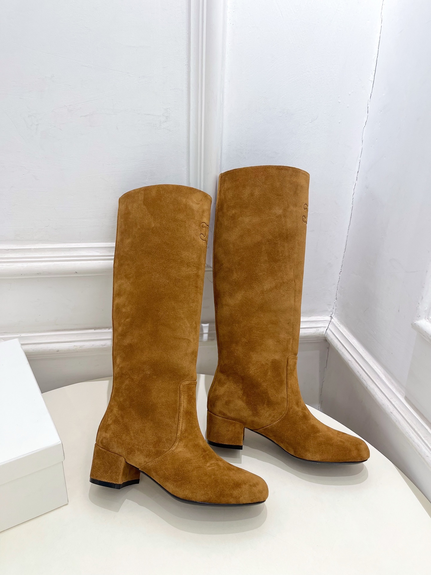 CELINE | 赛琳 25𝐬𝐬
💛2025秋冬新品 TRIOMPHE凯旋门复古高筒长靴上新!
