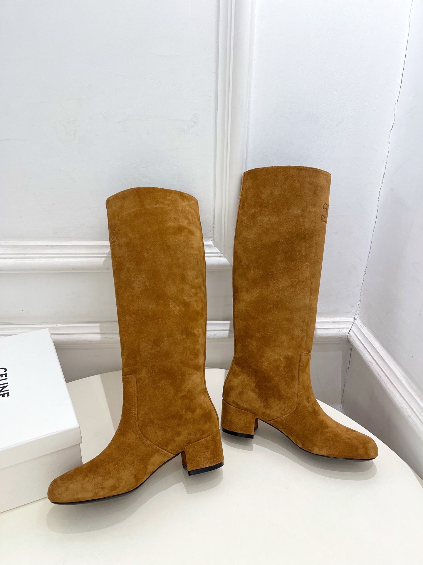 CELINE | 赛琳 25𝐬𝐬
💛2025秋冬新品 TRIOMPHE凯旋门复古高筒长靴上新!