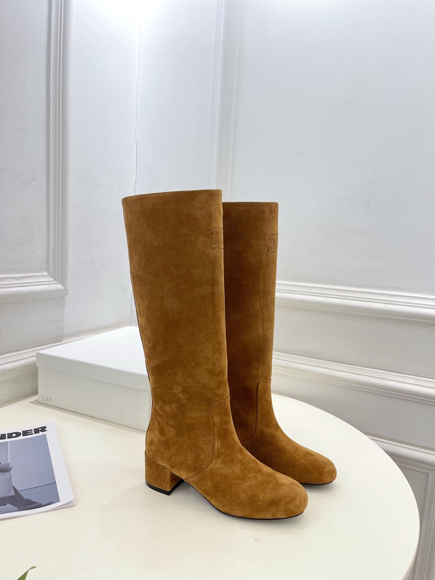 CELINE | 赛琳 25𝐬𝐬
💛2025秋冬新品 TRIOMPHE凯旋门复古高筒长靴上新!