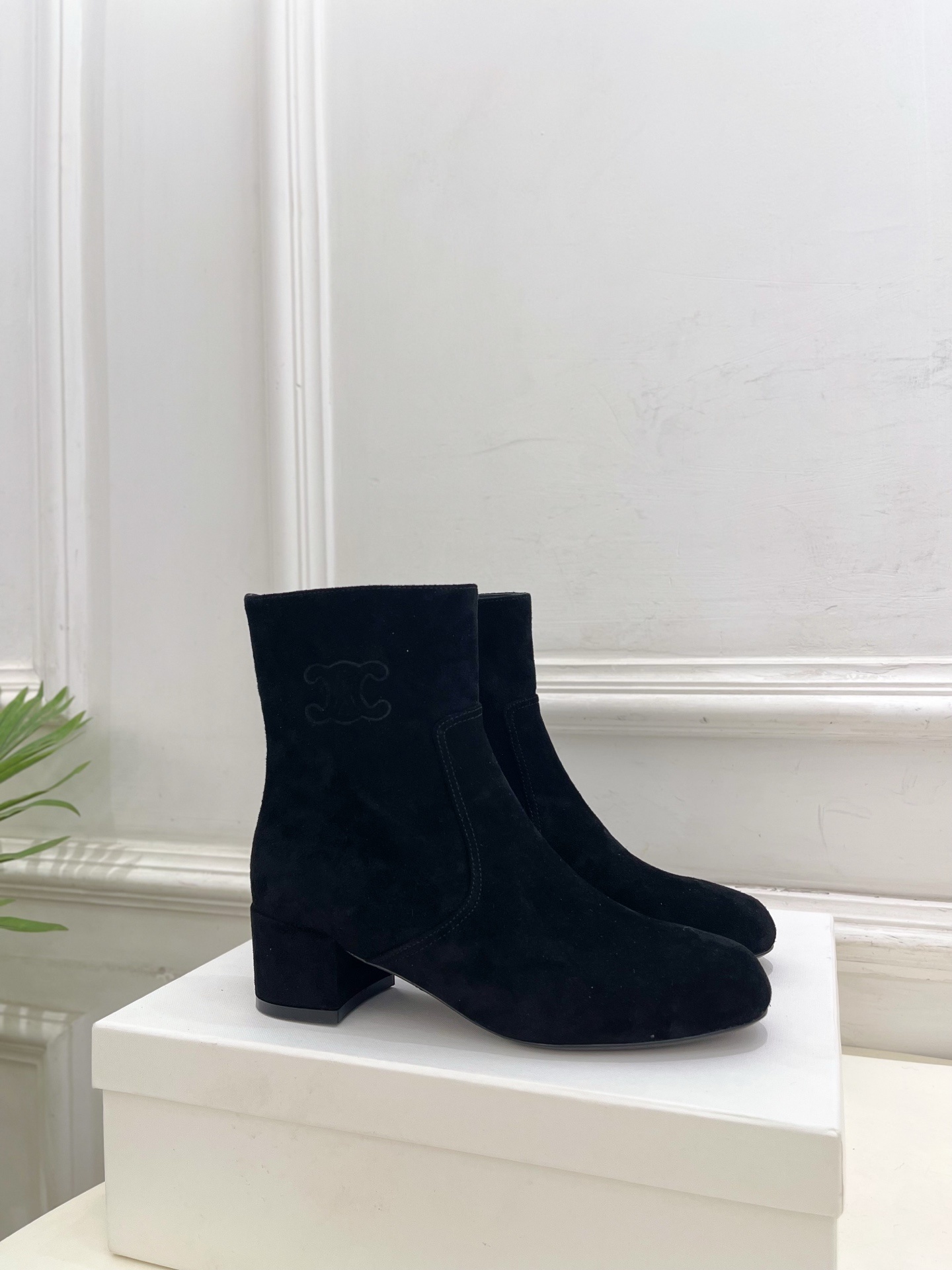 CELINE | 赛琳 25𝐬𝐬
💛2025秋冬新品 TRIOMPHE凯旋门复古高筒短靴上新!